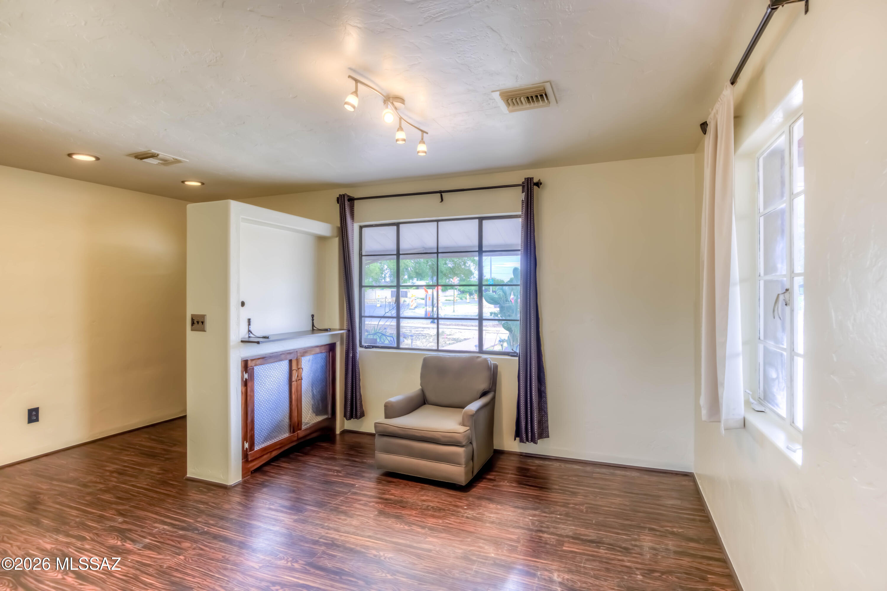 Country Club Manor - Residential