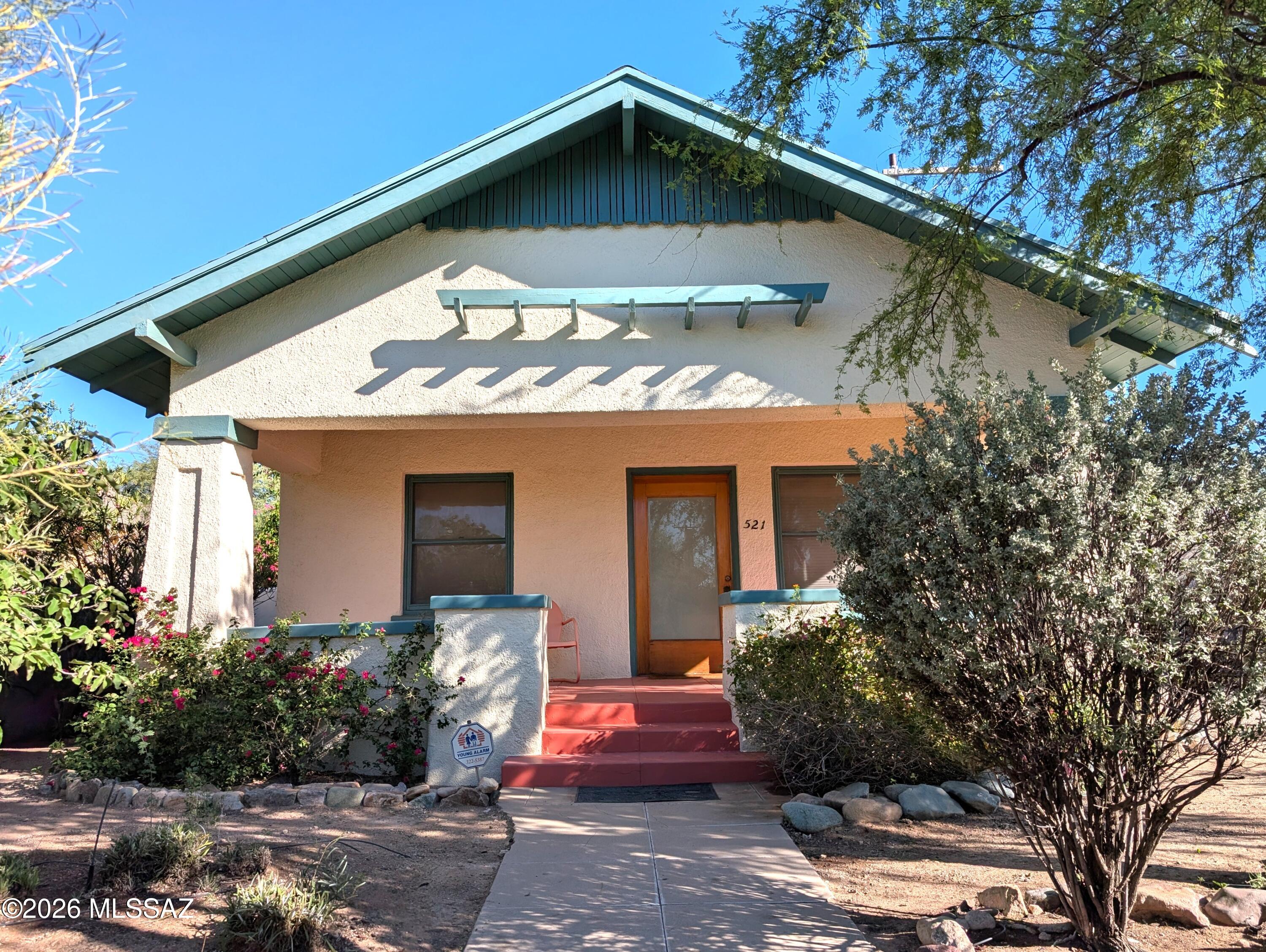 Live in classic University of Arizona bungalow and earn income from renting out the renovated West University Neighborhood guest house. Both homes have been maintained with loving care.  New shingle roof in 2023. Fresh exterior paint in 2024. Walkable to the university, Time Market, 4th Avenue, and park.

Viva en un clásico bungalow de la Universidad de Arizona y gane ingresos alquilando la casa de huéspedes renovada del vecindario de West University. Ambas casas han sido mantenidas con cariño. Nuevo techo de tejas en 2023. Pintura exterior fresca en 2024. A poca distancia de la universidad, Time Market, 4th Avenue y el parque.