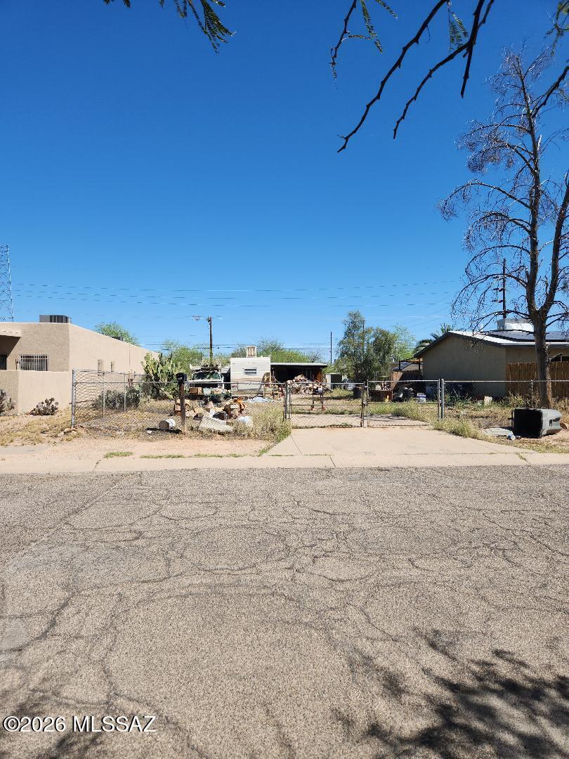 Calling all investors! This property offers exceptional potential and is being sold in as-is condition. Ideally located just blocks from the University of Arizona, it presents a prime opportunity for redevelopment or rental income.

Zoned R-2, the property allows for medium-density residential use, including single-family homes, duplexes, townhomes, modular homes, and multifamily apartments. Don't miss this chance to capitalize on a versatile investment in a highly desirable location.