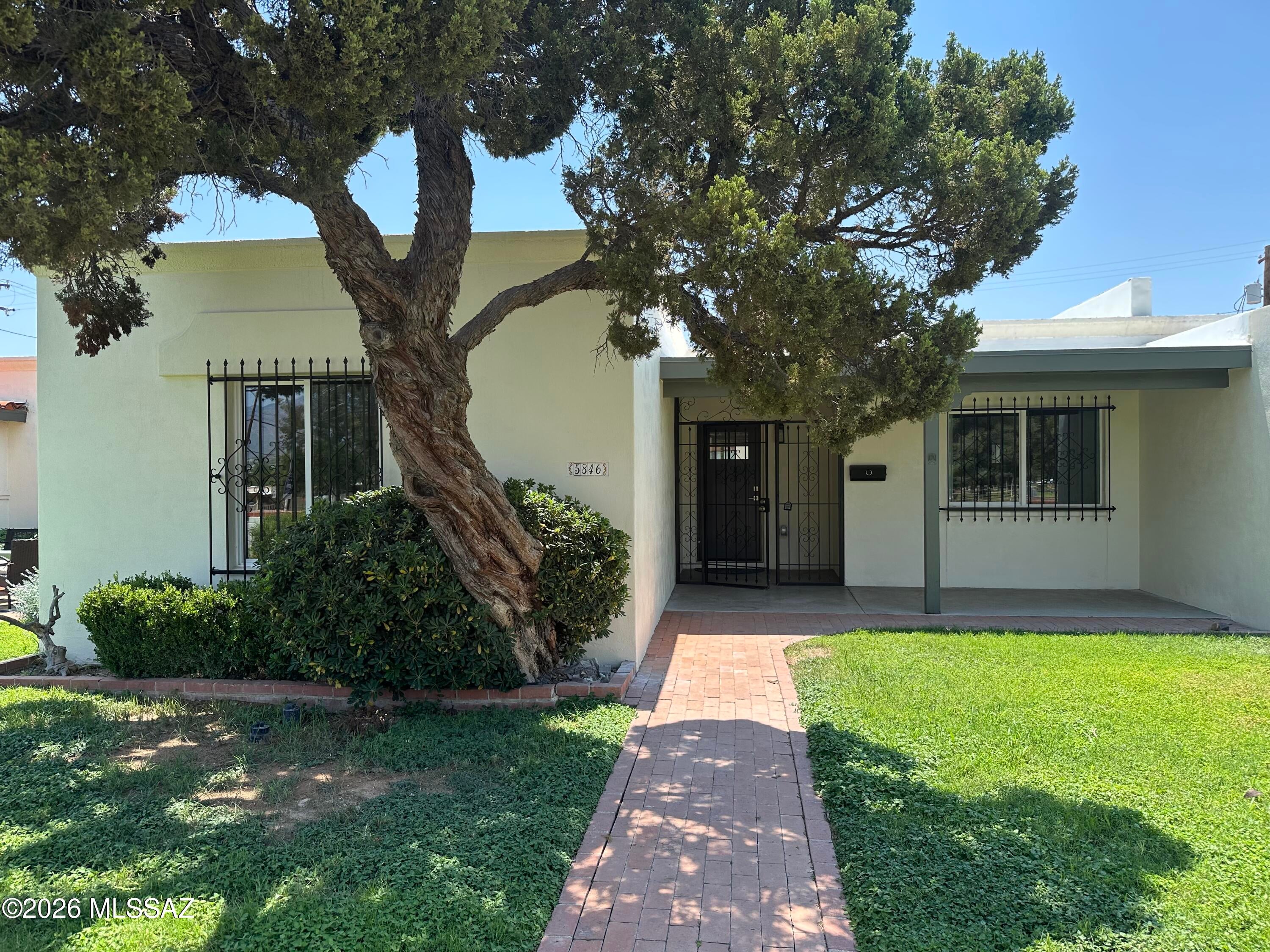 Welcome home to this stunning 2-bedroom, 2-bathroom townhouse conveniently located in Central Tucson. Thoughtfully remodeled with modern style and functionality in mind, this move-in-ready home offers a fresh, inviting feel throughout.
The beautifully updated kitchen features brand-new cabinetry, countertops, and stainless steel appliances. Both bathrooms have been tastefully remodeled with modern finishes.
Enjoy a spacious living room perfect for relaxing or entertaining, along with brand-new wood-look flooring throughout. With its modern updates, comfortable layout, and convenient location, this townhouse is a wonderful place to call home! New A/C! 55+ community. Seller is related to agent.