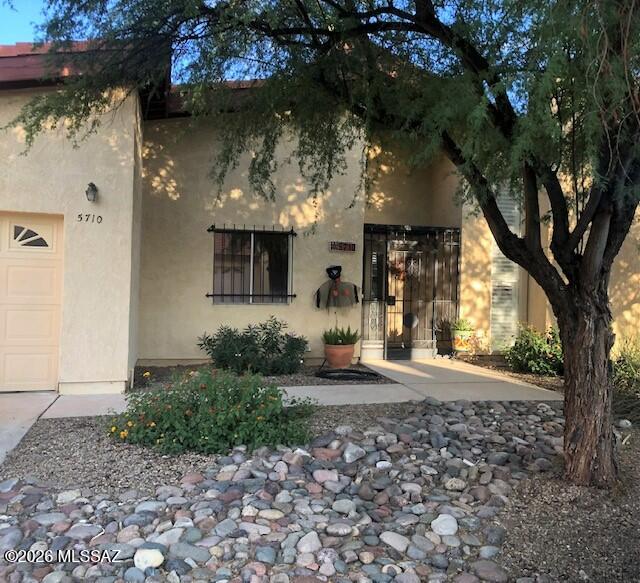 Open, bright and spacious with interior patio. Living room with fireplace, and family room, 3bed/2bth.  New vanities in bathroom. Very quiet neighborhood with two pools, basketball and tennis courts and clubhouse
Shopping restaurant's around the corner
Fully, partial or unfurnished per your preference.  Managed by easy to contact Owner