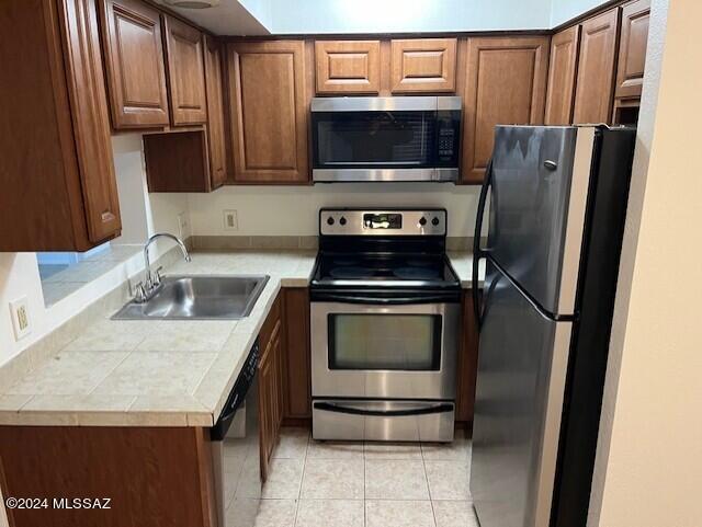 BUYER TO PERFORM DUE DELIGENCE REGARDING HOA FEES AND ASSESSMENTS. Condo with 1 bedrooms and 1 bathroom, AC, centrally located near U of A and Pima College. Gated community with two pools, two spas, sand volleyball court, ramada BBQ's, Clubhouse with fireplace, fitness weight room, sauna/steam rooms, pool table room, tennis court, and indoor racquetball court.