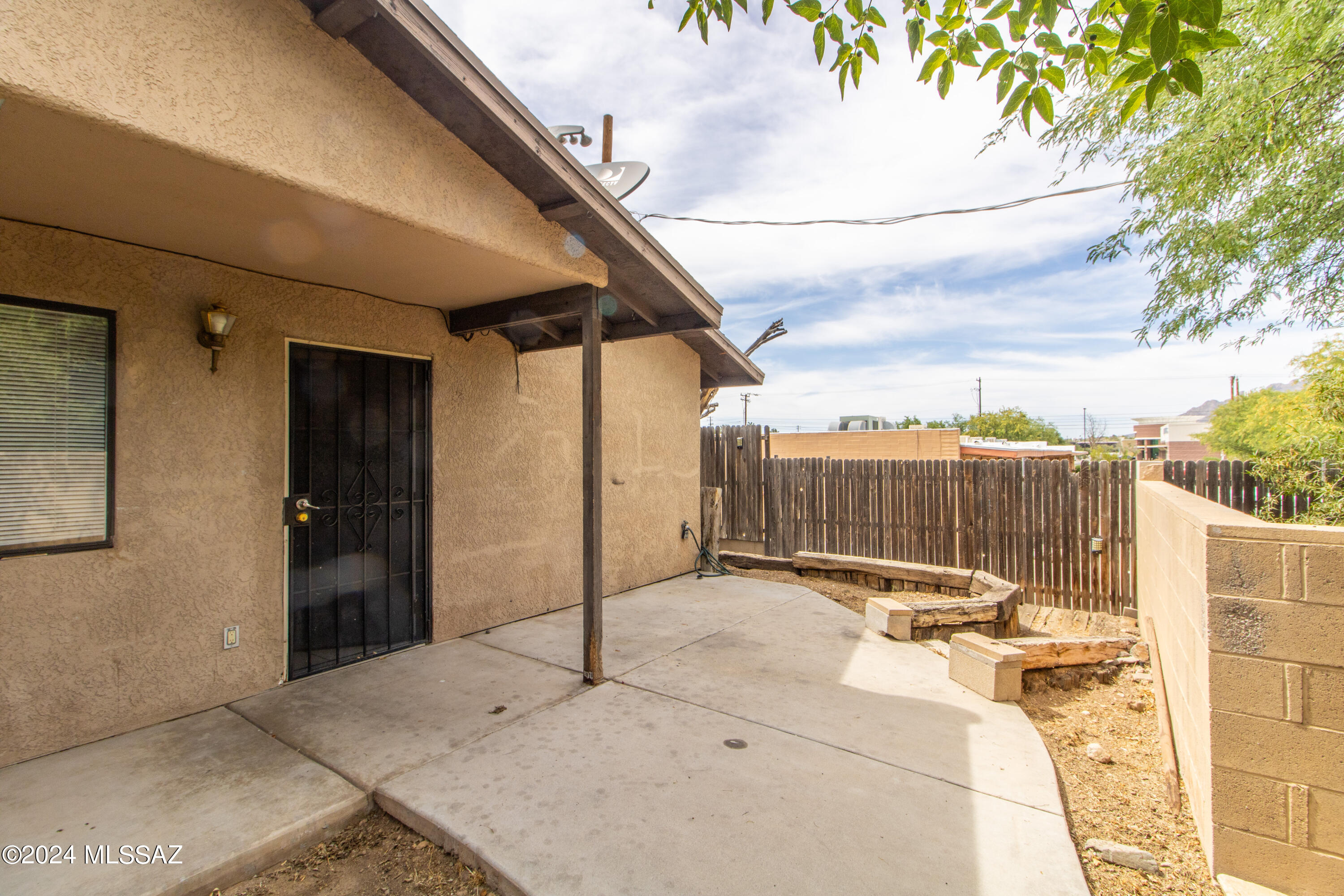 Nice 2 bedroom 1 bath unit close to shopping, schools, busses. Dishwasher, washer/dryer and fridge included large enclosed front yard. No carpet, all tile flooring.