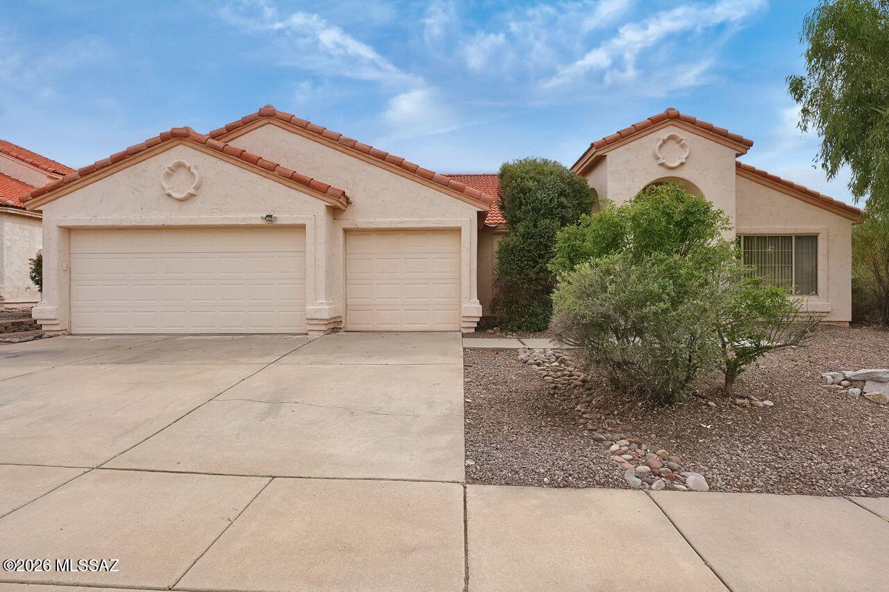 Desirable Oro Valley Location & Priced to Sell. This 4 bedroom/2 bath 2163 sq ft. home with an open floor plan, backyard mountain views & a sparkling pool - won't last. Imagine relaxing by the pool, in our warm months or relaxing by the cozy fireplace during our chilly winters! How nice is that! The spacious front room with high ceilings is roomy enough to bring people together, to watch a movie , entertain or even have a formal dining experience. The open kitchen space is great for enjoying casual dining ,sitting by the fireplace & has easy access to the backyard.  
Close to Oro Valley amenities, Catalina State Park, shopping, Oro Valley library ,Naranja Park & the new bicycle/walking path on Naranja.

Buyers will easily enjoy their new home as they make it their own!