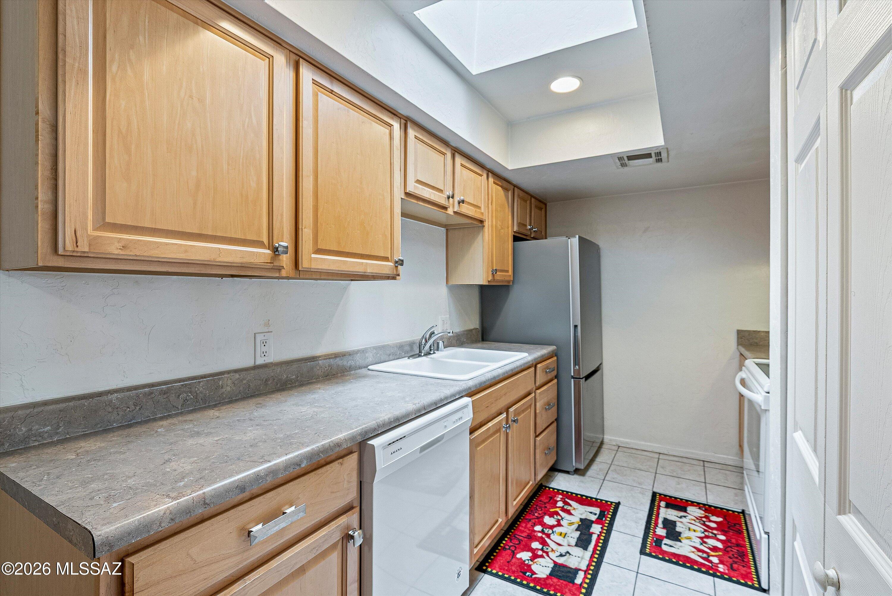 Pool views, natural light from skylight, and a prime central Tucson location! Just minutes from the University
of Arizona, this spacious 1-bedroom, 1-bath condo overlooks the community pool and spa. Enjoy solid wood
cabinetry, laminate wood flooring, a kitchen skylight, and a generously sized bedroom. This gated community
offers assigned parking, on-site laundry, and HOA-maintained grounds. Relax by the pool or explore nearby
downtown Tucson, shopping, dining, and entertainment, with convenient access to bus lines. HOA dues cover water,
trash, a blanket insurance policy, and landscaping maintenance. A welcoming year-round home or seasonal getaway!