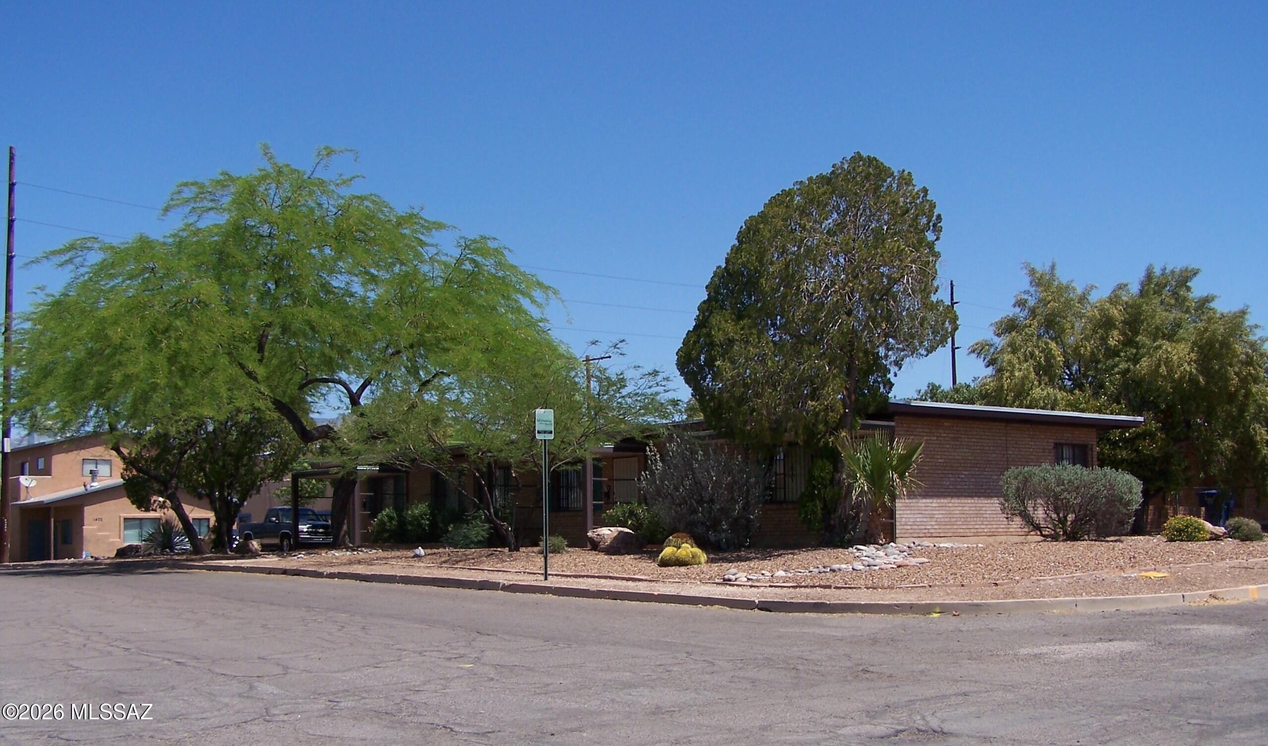 Clean 1 bedroom/1 bath with a Yard! Within walking distance to the the UofA. HVAC. Washer and dryer in unit. 
AVAILABLE June 4, 2026!
DO NOT DISTURB TENANT!
No Undergraduates.