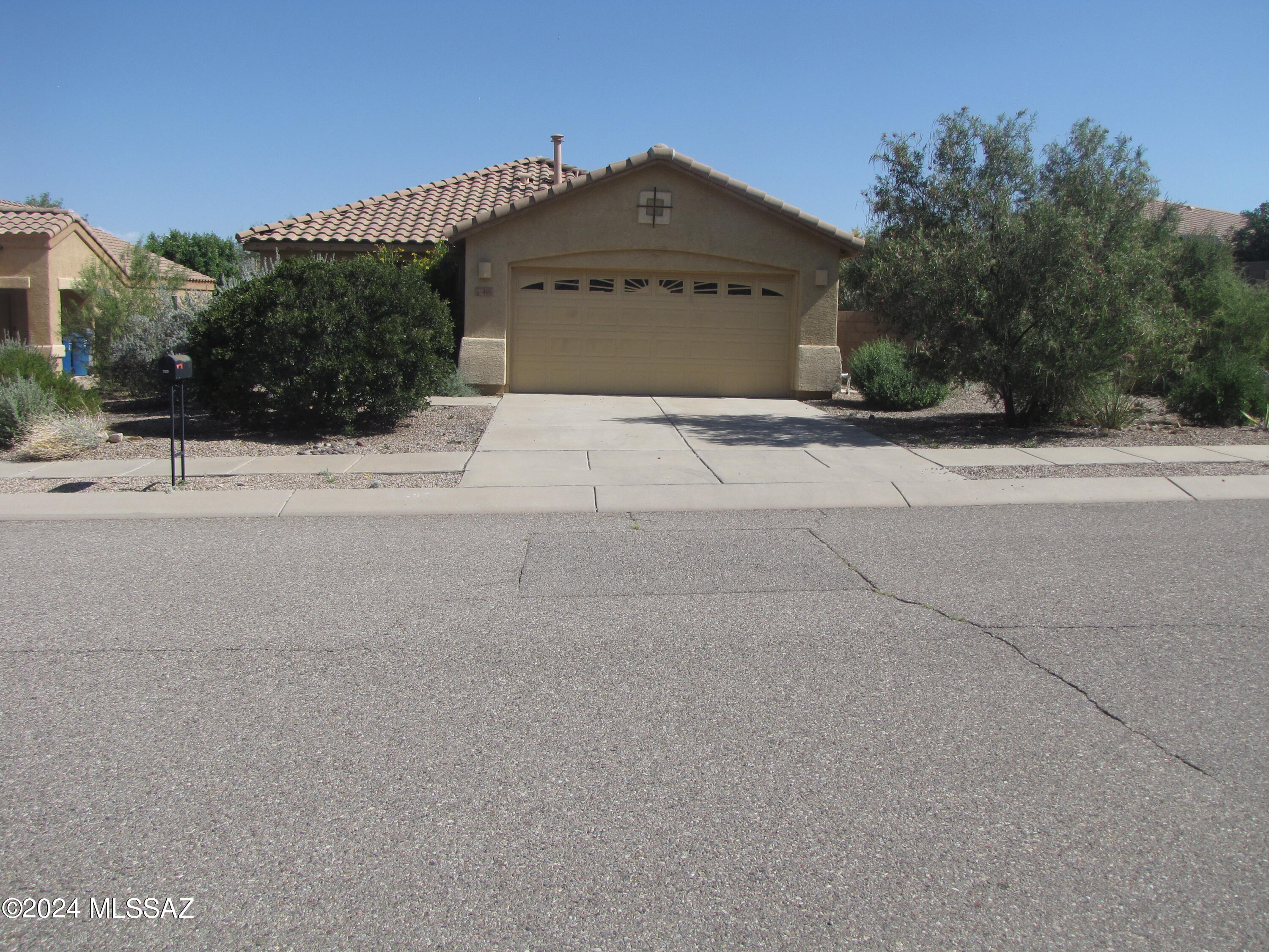 3 bedroom, 2 bath home in Corona De Tucson(Vail).  Very clean and ready for move in. 2 car garage.  Large block walled backyard.
All applainces including washer and dryer.