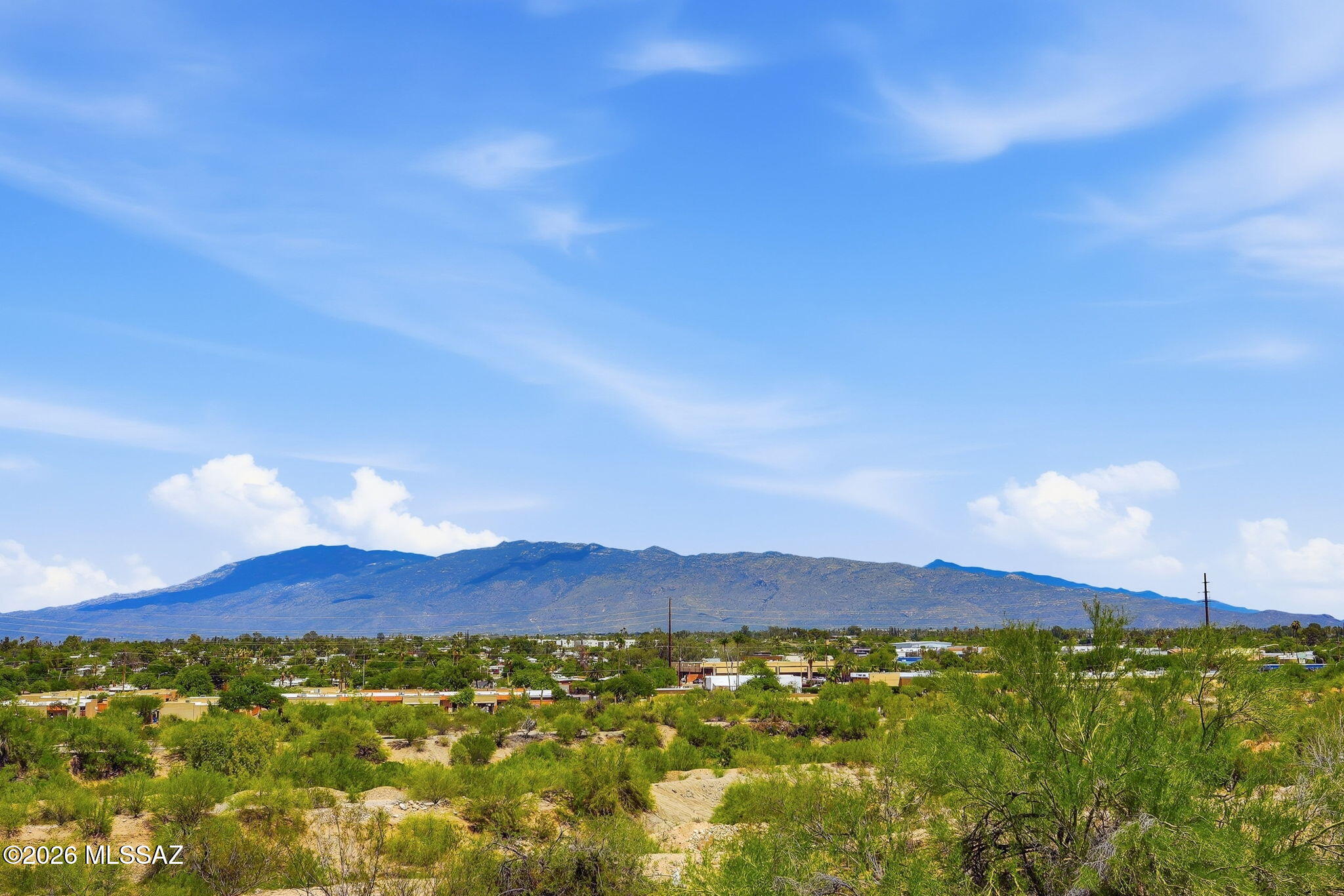3BR, 2.5BA in the Eastside's lovely Pantano Overlook subdivision. Bright, open kitchen, granite countertops, large island. Windows overlook mountain view. Wake up to the sight of he sunrise over the mountains! Travertine floors in living areas. Large bedrooms, Walk-in closet in Primary. Bathrooms have granite counters, tub in guest bath. Lotsa storage. Easy acccess to River Walk, as well as shopping, restaurants, services.