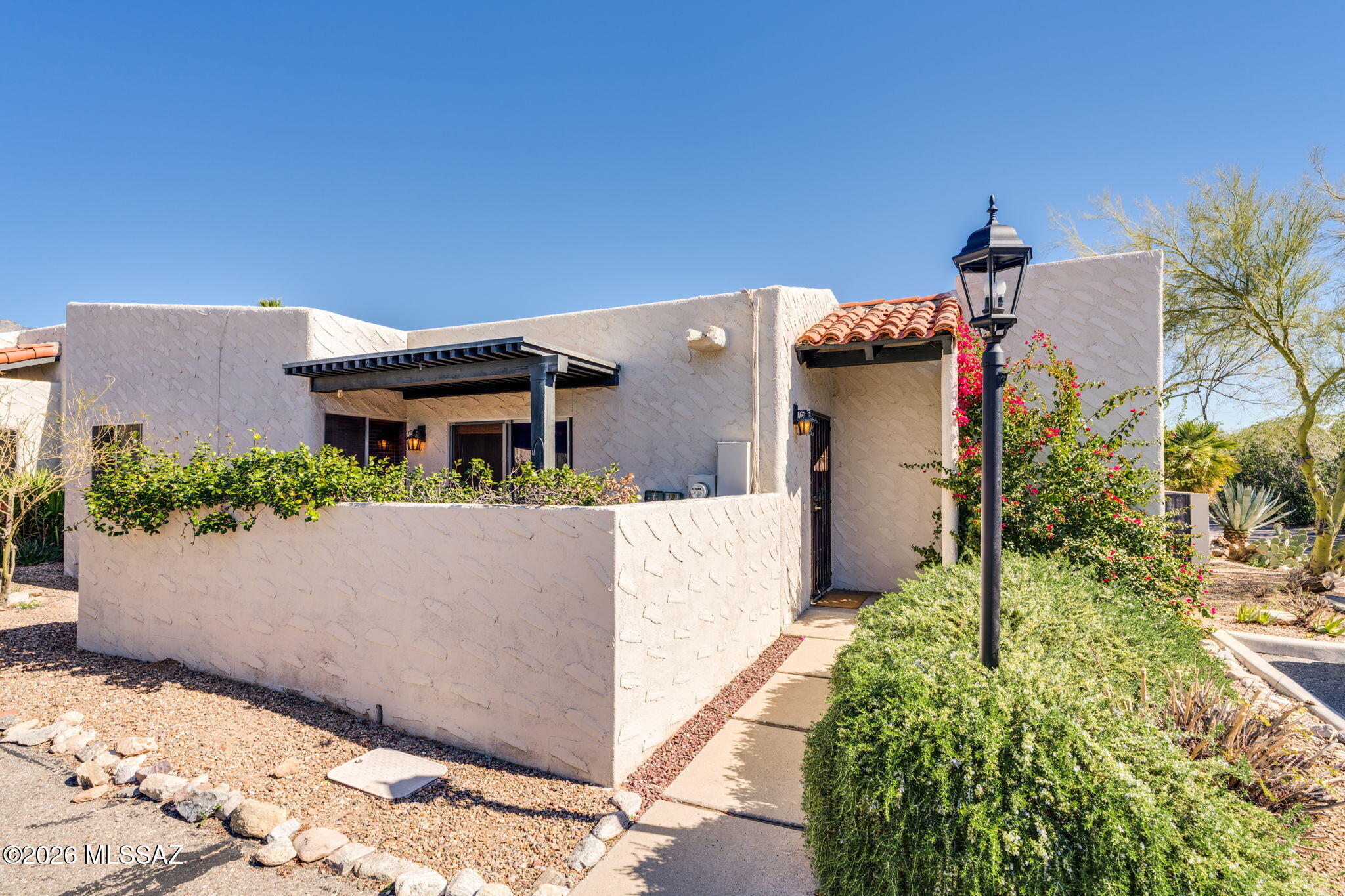 Single-level Foothills retreat with private patios! Charming 2-bedroom plus Den, end-unit townhome, quietly tucked at the back of the community for added privacy, yet just minutes from everything that makes Catalina Foothills living so desirable. 

This home features a spacious primary bedroom with a large walk-in closet and private patio retreat. A welcoming formal living room with a cozy fireplace, a generous den with high beamed ceilings, and a bright eat-in kitchen create inviting living spaces. Three masonry-walled patios provide exceptional privacy and ideal indoor-outdoor living with mountain views.

Recent updates include a newer HVAC system (2024) and brand-new kitchen appliances.