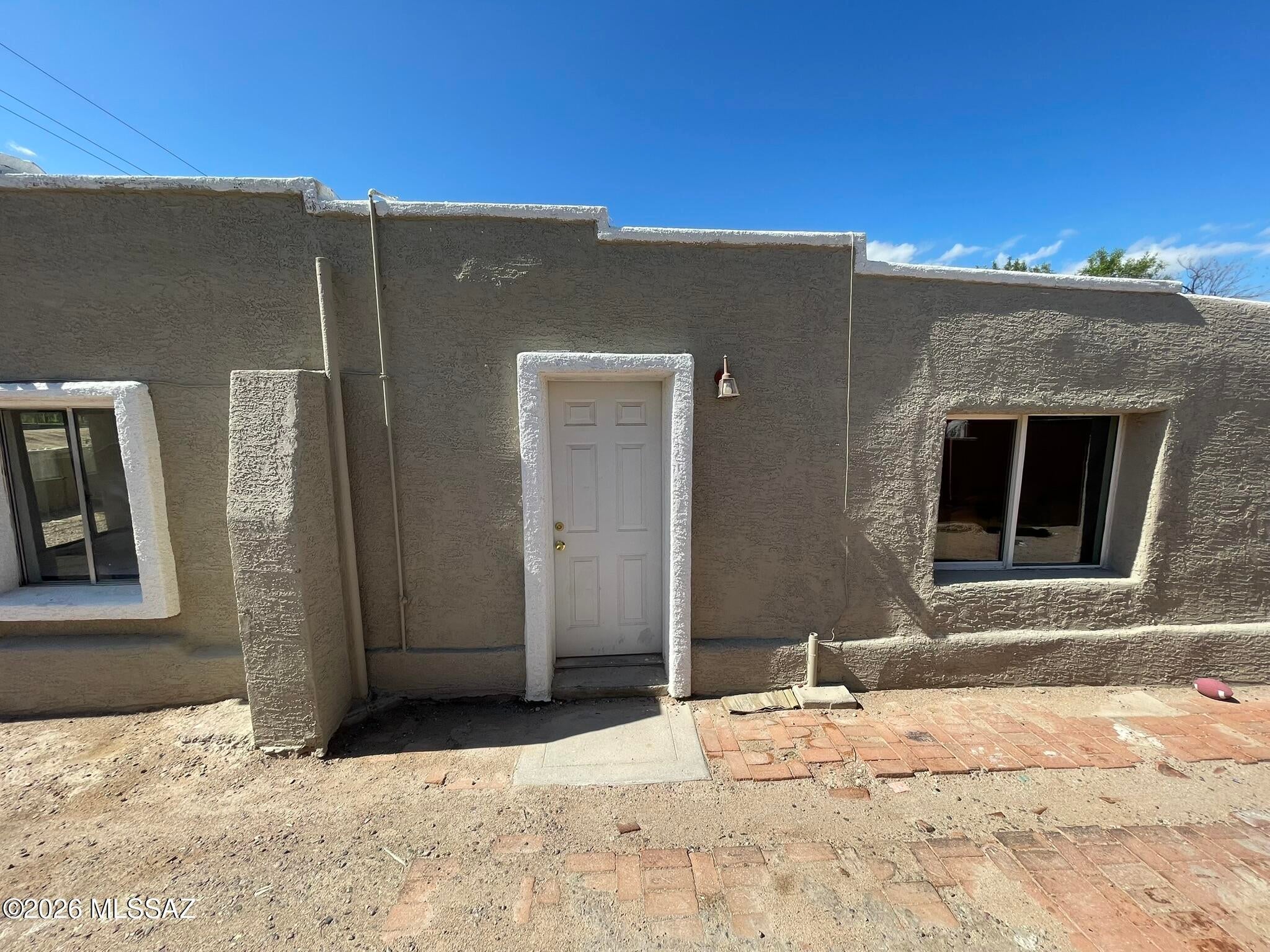 Classic Tucson Duplex, with 2 Bedrooms and 1 Bathroom.  Large Living space.  Modern Upgrades and individually fenced for each unit.  Great Income Property.  Cash Flows -