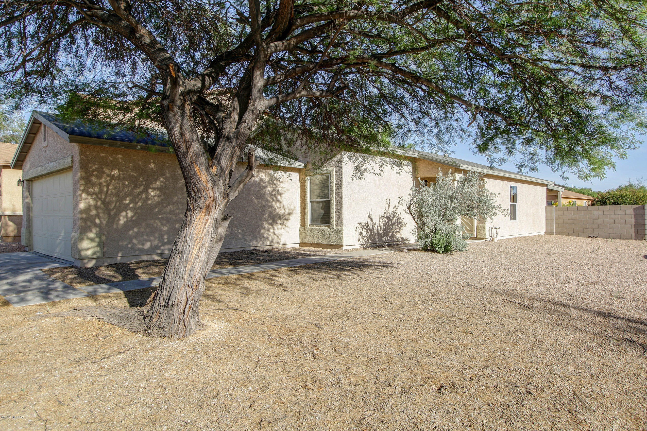 Beautiful 3 bedrooms, 2 baths, 1261 sf, brand new central air conditioning, 2 car garage, open great room concept, and covered patio. Great location on corner lot with private backyard and established low care landscaping. A MUST SEE!
