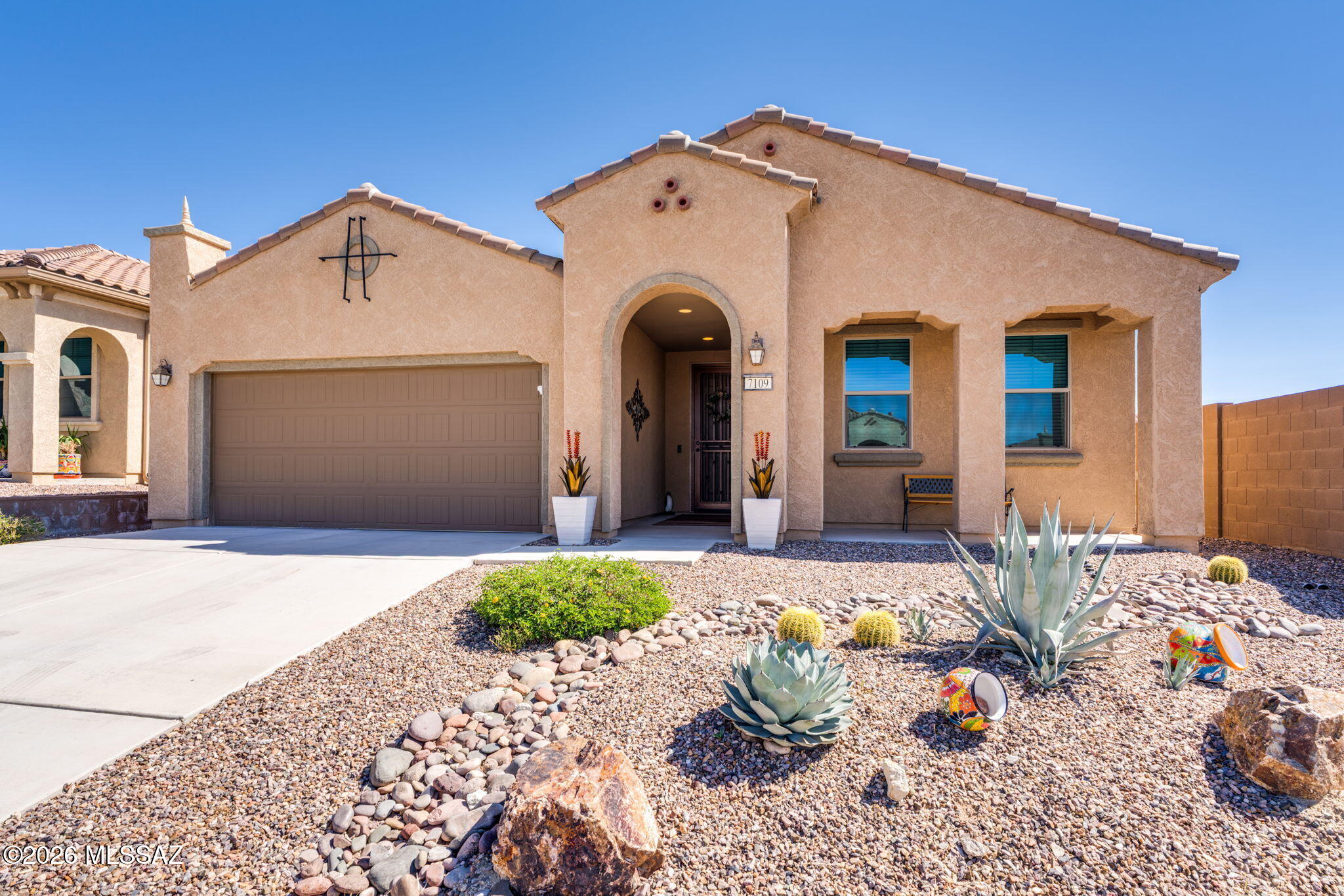 Sensational, Immaculate and Updated Beauty in the Del Webb 55+ Community of Dove Mountain. Seller invested over $25K in upgrades to include New Mat Finished Granite (and Seamless) Counters, new Cabinet Hardware, new Sink Fixtures, and New Backsplash. Seller also added recessed lighting in Kitchen/Great Room, as well as repainted this Home. A separate Stove and Double Oven that lead to the Great Room allow lots of people to socialize in the Kitchen!! Other wonderful upgrades include a tankless H2O Heater, a new A/C unit (with 2 yrs left on the warranty), Extra Storage in the Garage, & a Large Master Bedroom/Bath. This home offers Privacy, Intimacy and Charm. And...This Charmer can ALSO Convey completely furnished (separate Bill of Sale), The Price is right..Just Pack your clothes & Move in! From Parcel:218311780 /Del Webb At Dove Mountain Vi Lot 420 Sq20172500137