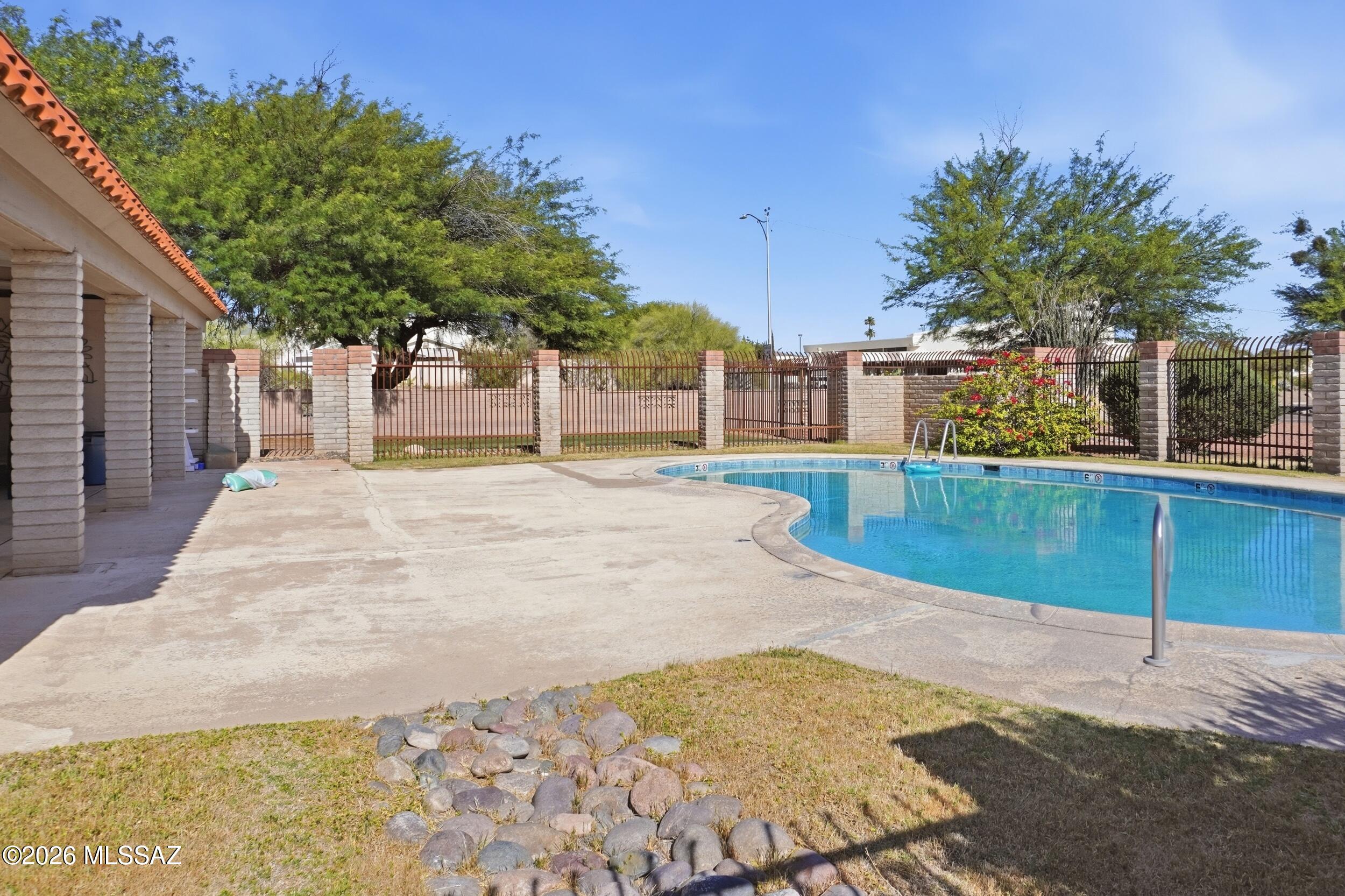 Rolling Hills Towne House - Residential