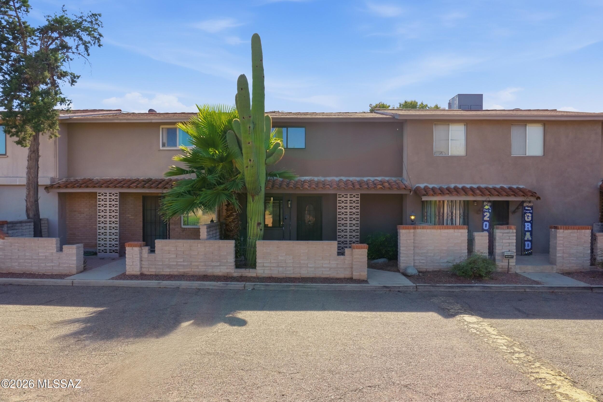Cool little Rolling Hills townhome loaded with character and charm. Open floor plan with bedrooms downstairs and Kitchen upstairs. Clean and move in ready, fresh paint, new carpet. Close to schools and shopping and easy commute to downtown and U of A.  Nice community pool and membership to Rolling Hills Golf Course is possible. Granite counter tops, Saltillo tile, two covered parking spaces. Owner/Agent