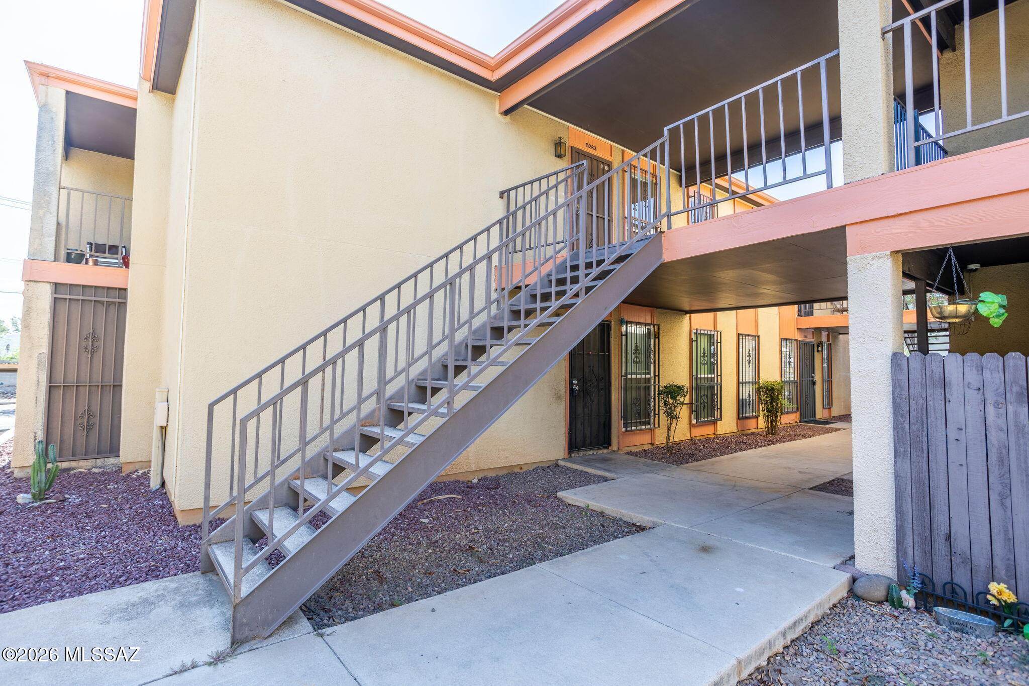 Move-in ready! A beautiful & well-maintained condo in a great location. Wood-burning fireplace in the living room. The community features two swimming pools. Close to various shopping and dining options. 20 minutes away from the UA campus.