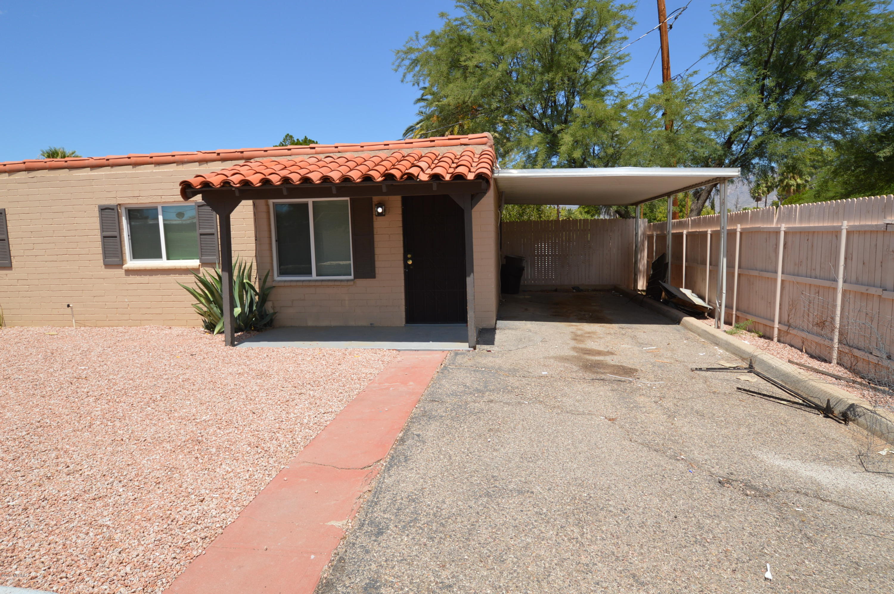 1br in quiet complex! Spacious rooms! Private yard! Nice Flooring! Heat pump, so no more swamp cooling! All at a price that can't be beat! You're going to love this place so CALL TODAY!
