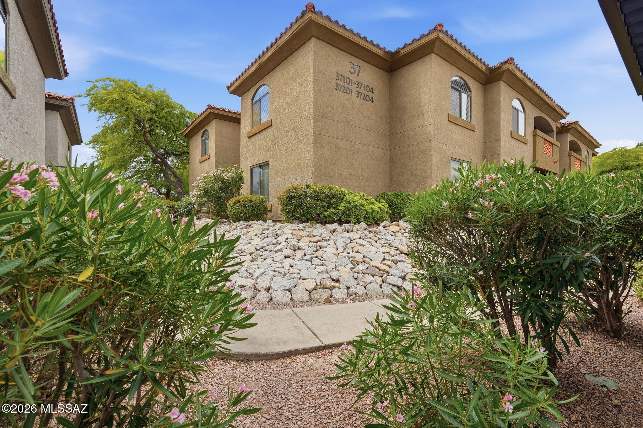 Turn key Open Floor plan with Spectacular Mountain Views from Living rm and Master Balcony. Community is in the heart of Ventana Canyon and the Gated community of Veranda which is only minutes from Shopping, Restaurants, Hiking, Golf, Ventana Canyon Resort and Sabino Canyon. Condo is furnished to accommodate up to 6 people comfortably with all the comforts of Home... There is a breakfast bar off the equipped kitchen for a quick bite before enjoying all that Tucson as to offer or a Dining Table for 6 for Gathering at the end of the day!
ALL FURNITURE IS INCLUDED.
Community offers 2 Heated pools, jacuzzi, exercise room, clubhouse and even Sand Volleyball.
Short drive to all areas of Tucson including University of Arizona, Down town Tucson and the Airport.