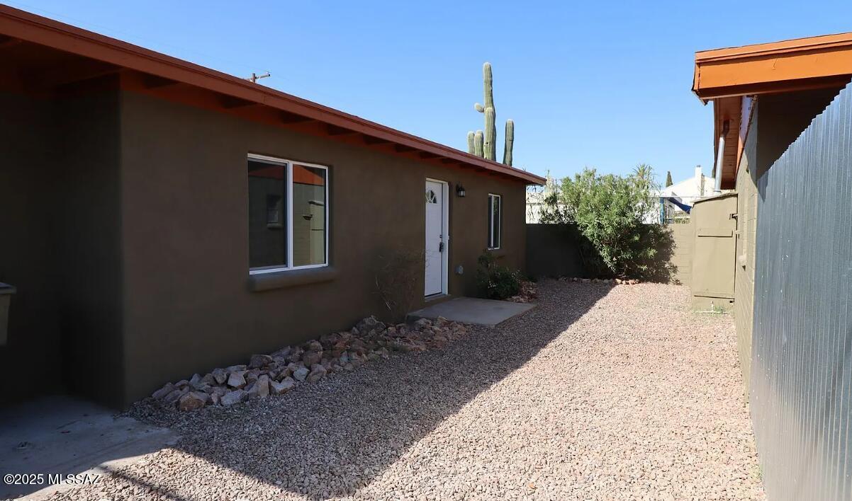 Beautifully appointed 2 bedroom, 2 bath PLUS a BONUS room that can be used as an additional bedroom, an office or a playroom! Tile throughout, granite countertops and ready for move-in. Large wrap around backyard with washer hook ups! Come check this out today, before it is too late! *** Vista Point Properties has been hired to find a tenant. Owner will be landlord and main point of contact after move-in. ***