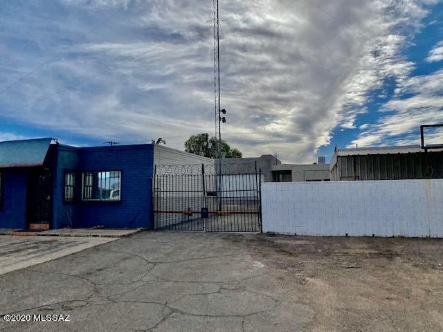 Automotive shop or contractor yard with 1660 sf office, that has reception area, small kitchen, one full bath and one 1/2 bathroom, private office, & showroom area.  Yard area contains 2 auto service bays 1530 sf that can hold 4 vehicles, large enclosed carport with rollup doors, plus  3 bay auto service area. C-I2 zoning, 3 phase power, fully fenced, covered canopy area, all buildings are serviced for air, evaporative cooled, .32 acre lot, outdoor lift, double swing gate plus air compressor. Asking rate $3800 month Modified Gross Lease