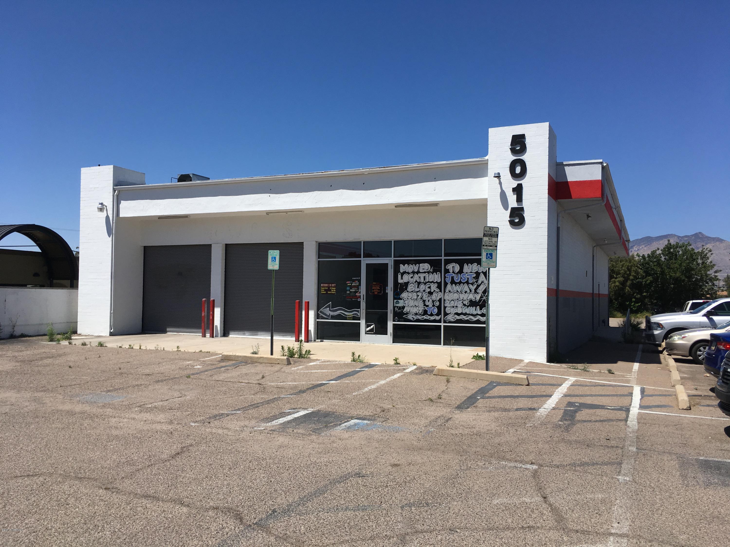 This free-standing building on large lot has excellent exposure along Speedway Boulevard, one of Tucson' s busiest east/west thoroughfares. Zoning Tucson C2. Former One Offroad location. Two grade doors in front and one in back. Office has A/C.