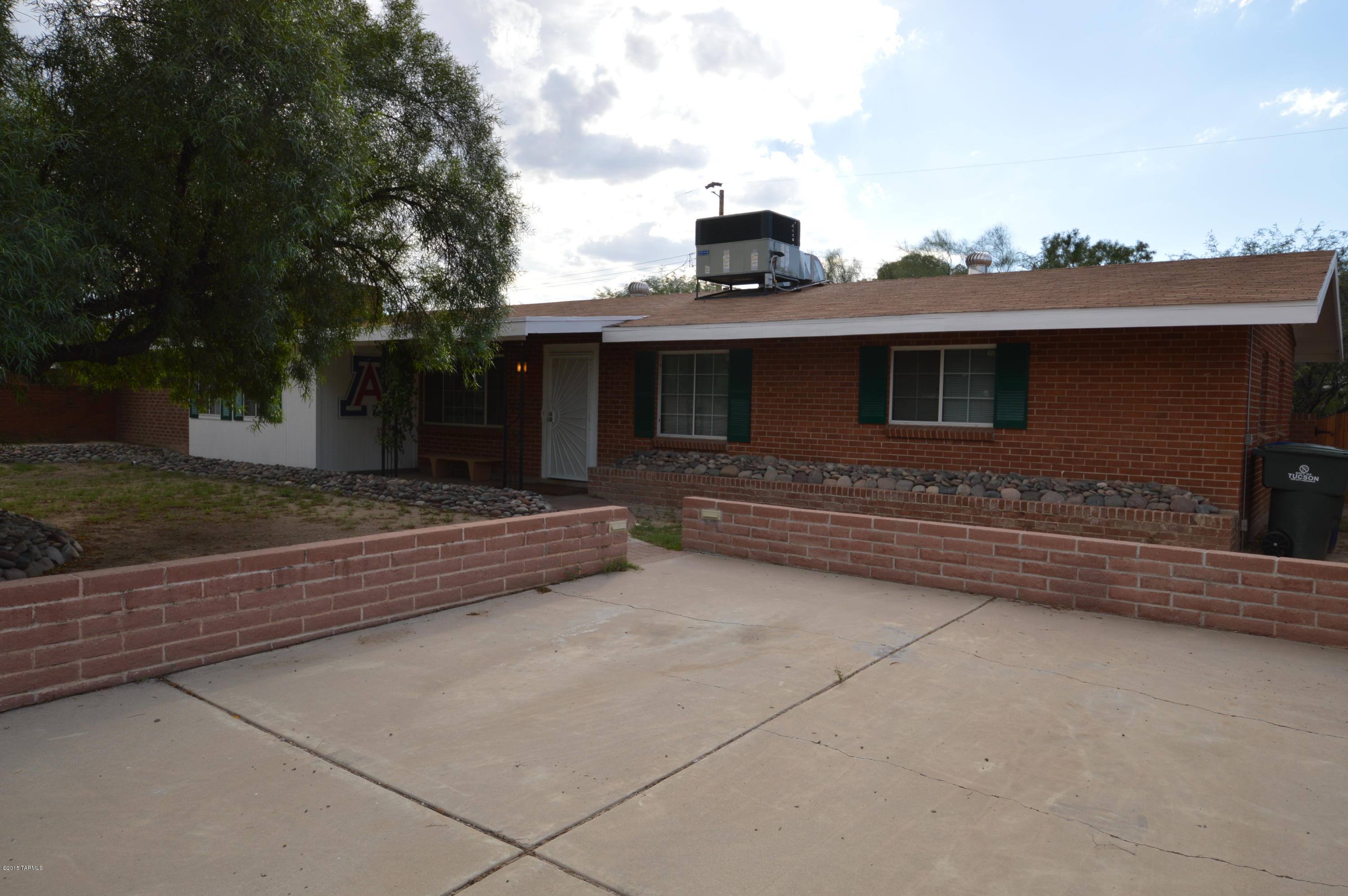 GORGEOUS, remodeled home in great neighborhood! Beautiful tile floors in all the common areas! Fabulous kitchen with beautiful cabinetry! Large bedrooms ensure plenty of personal space! Stellar backyard with huge, covered patio with laundry hookups! This wonderful home is a real gem! Don't miss your chance at it! CALL TODAY!
