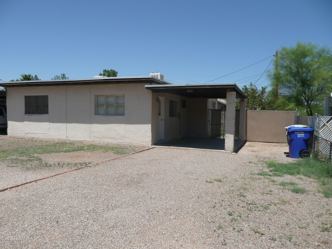 Cute duplex with large, fenced yard, washer/dryer hook ups and covered carport. This home also has a very spacious and open feel to it with all your needs, A/C, close to shopping, transportation, and schools! Don't let this one slip by CALL NOW!!
