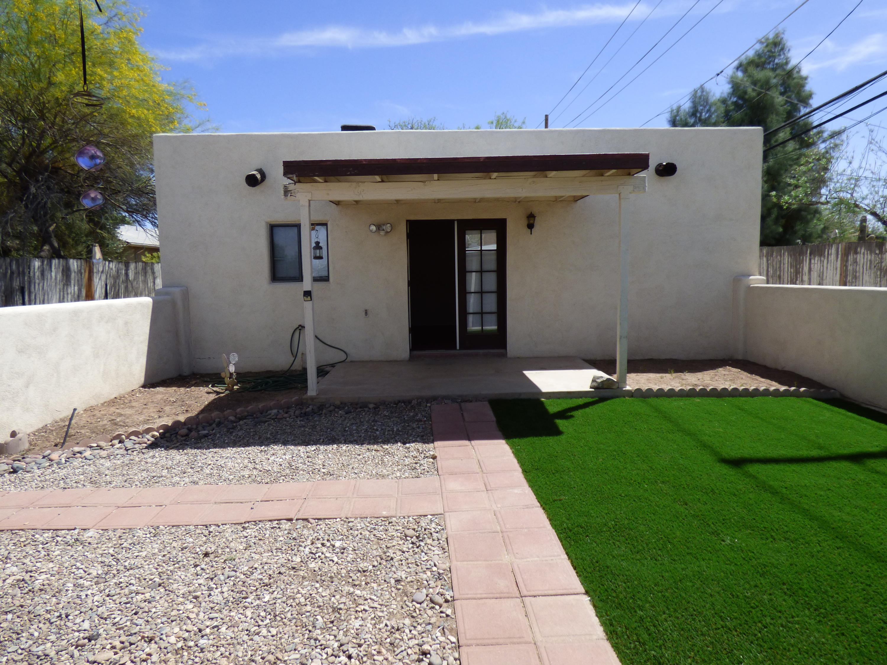 Quaint 1 bed/1 bath guest house (behind main house) with stained concrete floors, landscaping, parking, shared laundry and close to UofA! Call today for a showing!