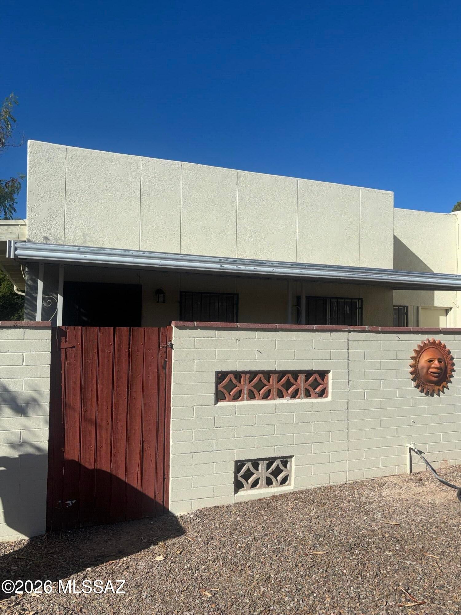 8 Blocks North of UofA & 3 Blocks west of Banner-University Medical Center! Completely separate 1 Bedroom Guest House with Private Bath and Kitchen, small front patio & shared laundry facilities on site. Off-street parking, monthly rent is $1000/month + additional $200/month covers all utilities including water & sewer, trash pick-up and electric. Central AC to stay Cool! Comfortable digs with easy access to UofA, Banner, or downtown!