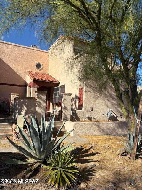Awesome 2 bedroom 3 bathroom townhouse, this unique townhome has gorgeous Catalina Mountain Views, located in quiet neighborhood. This corner lot property features formal dining & great room that is divided by an atrium that extends up to primary bedroom on second floor, has 2 fireplaces, one in great room downstairs and one upstairs in primary bedroom with balcony that offers fantastic mountain views. Schedule now to see this totally beautiful townhome!