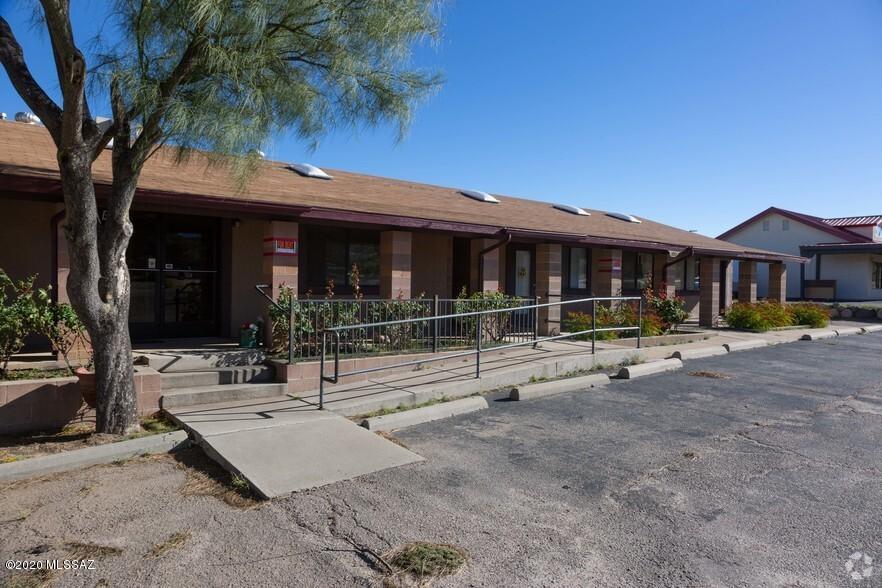 Multi Tenant Retail building with 2 available suites-This 900 sf is $900 per month. The other 1200 sf is available at $1200 per month, see other related listing.

Block Construction on American Avenue. 

CB-2 Zoning on 1/2 acre with mobile home behind property also available to Lease @ $795 mo.