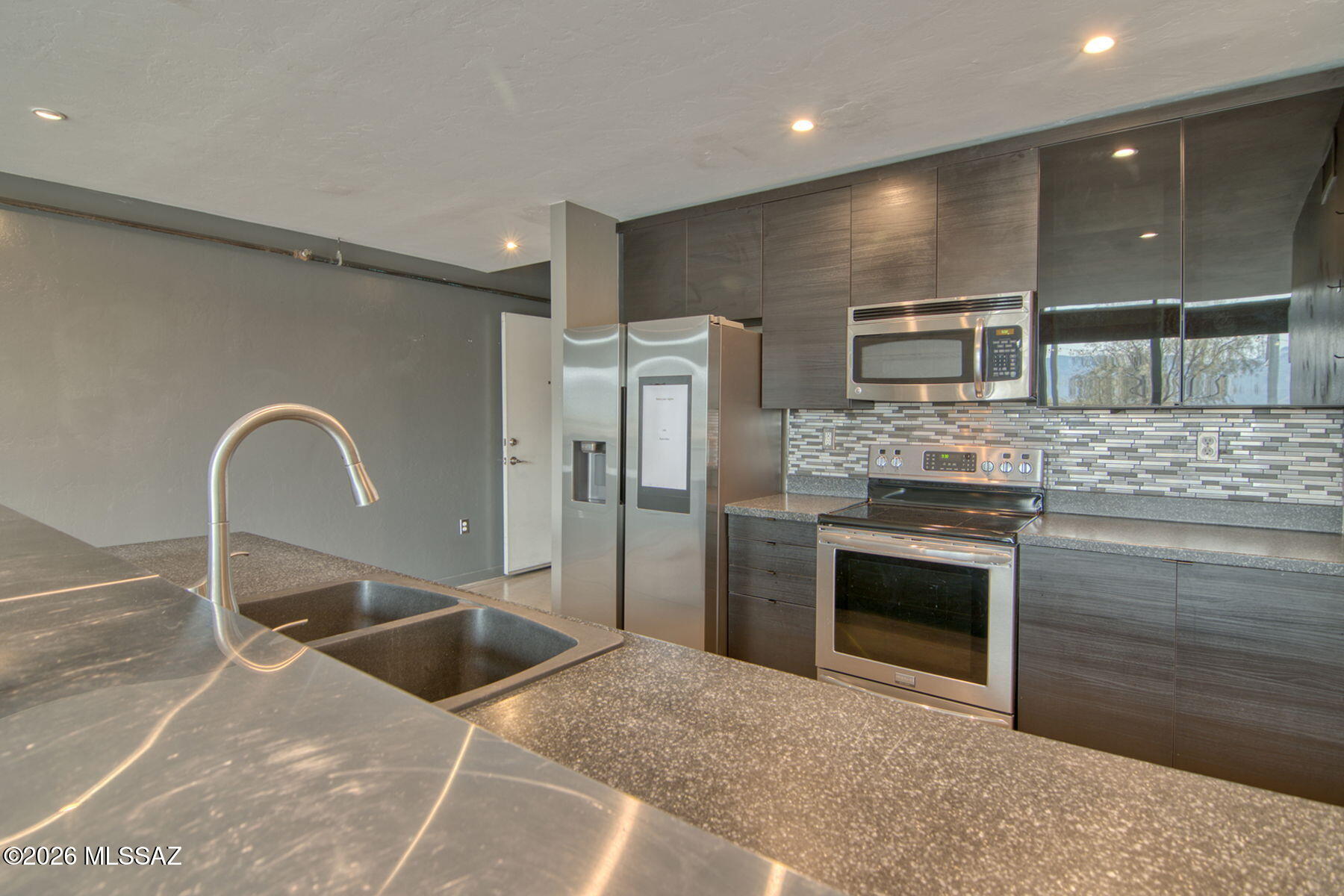 *Seller to provide interest rate buydown w/ accepted offer-please inquire!* Welcome to Ice House Lofts! This very unique Tucson development is located near downtown and just a block from Barrio Brewery! Experience modern urban living in a safely gated community complete with parking, a fitness/exercise room, and a pool, plus your very own storage unit! Move-in ready and complete with brand new upgraded refrigerator, and stackable washer and dryer. Beautiful views of the Catalina Mountains dominate the main living area, providing tons of natural light. U of A is 5 minutes away, downtown is 3 minutes away, Davis Monthan is 8 minutes away, I-10 is 4 minutes away, and there are dozens of great restaurants, bars, nightclubs, coffee shops, retail shopping of all types, everything is close!