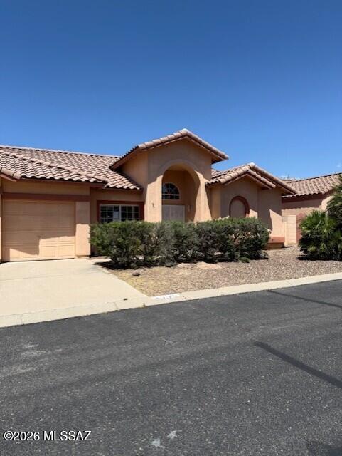 This nice home is ready for its new owner.  Home has 3 bedrooms and 2.5 bathrooms in a split bedroom floor plan.  Home features a family room off the kitchen, breakfast bar, dining area plus a formal dinning room.  Home also has a living room with access to the rear yard.  Master has a large bathroom with remodeled shower, huge walk in closeet and access to the back yard..  Kitchen features granite counters and stainless appliances.  This home is in the desirable North Ranch community with community pools, sidewalks, recreation areas and close to all amenities.