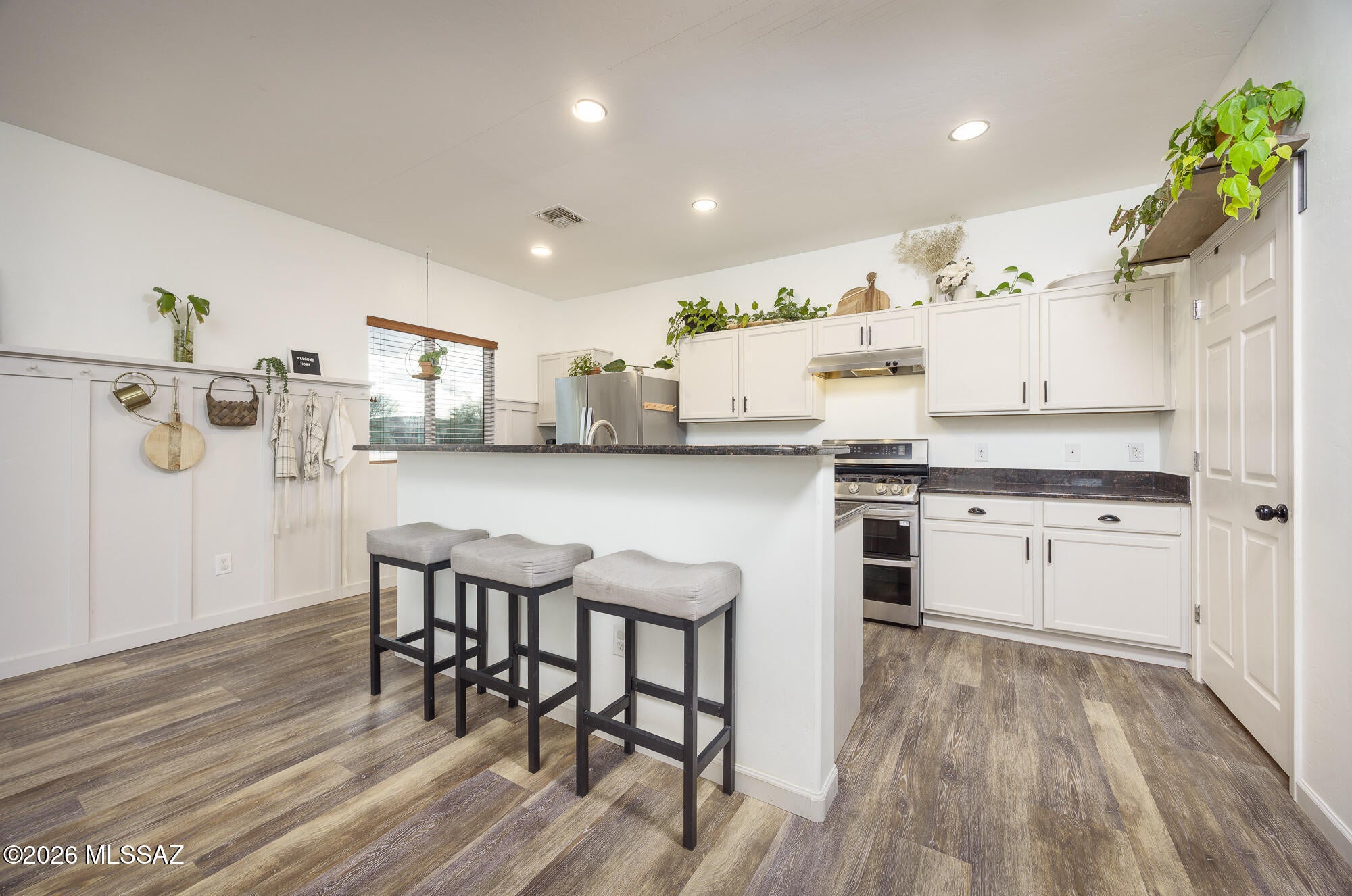 *Fully Owned Solar for Exceptional Monthly Savings on Electric Bill* | Updated Open Concept with Oversized Yard in VUSD | 2254 SQFT | 3 Bed | 2 Bath | 2 Car - Well maintained single story home with open floor plan features good use of space, including great room & dining area, perfect for entertaining. Kitchen is a cook's delight with granite countertops, stainless-steel appliances, double oven, island, eat-in dining area & plenty of storage. Primary suite is spacious and features a walk-in closet, bath with dual sinks & upgraded large shower. Easy care backyard is perfect for relaxing.