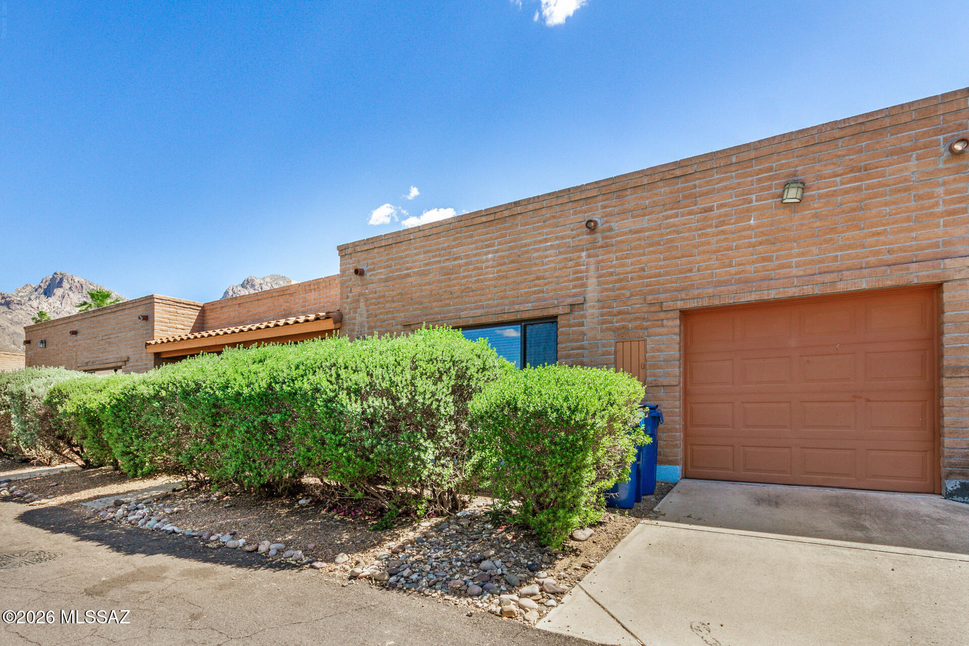 Executive Townhomes (1-16) - Residential