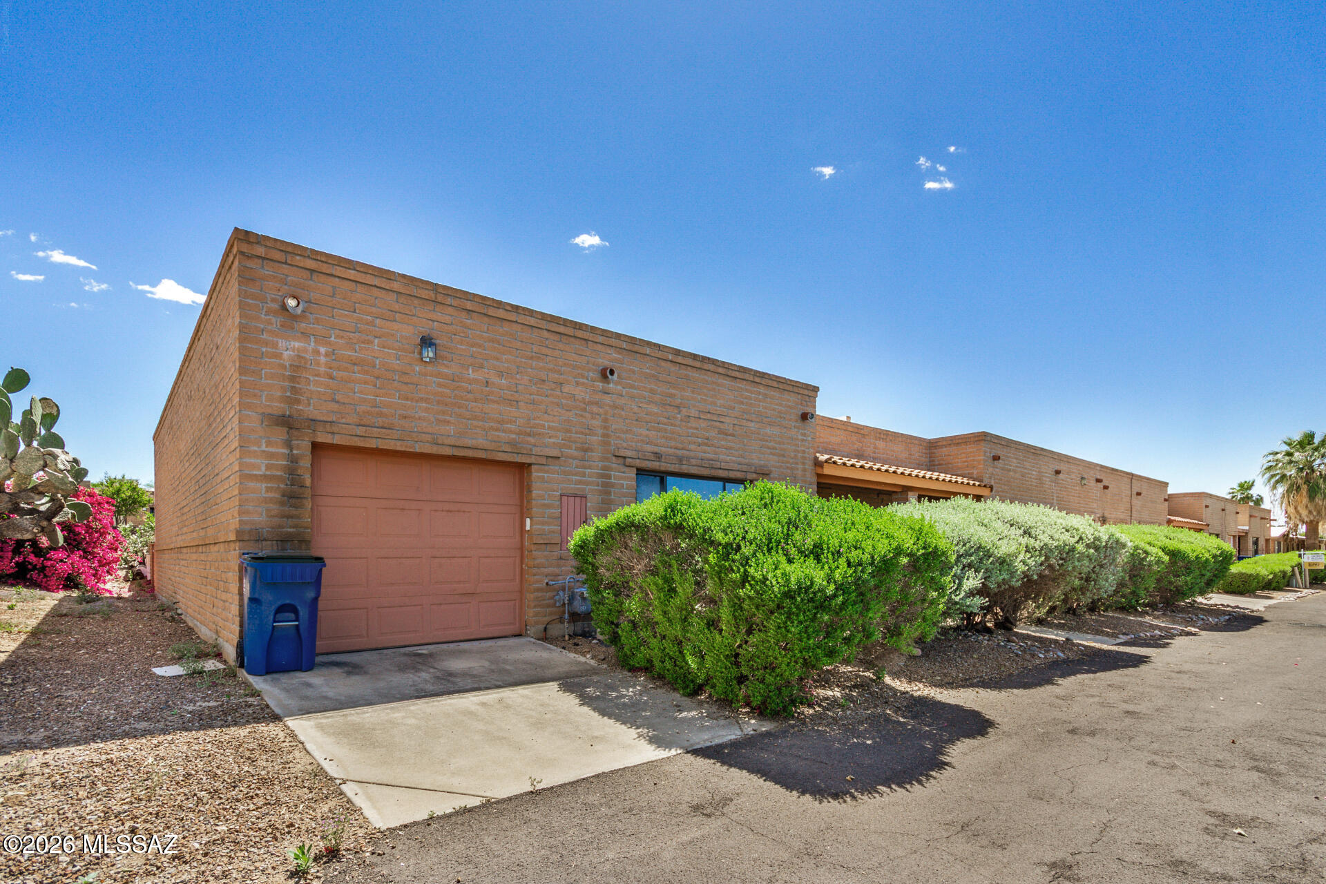 Executive Townhomes (1-16) - Residential
