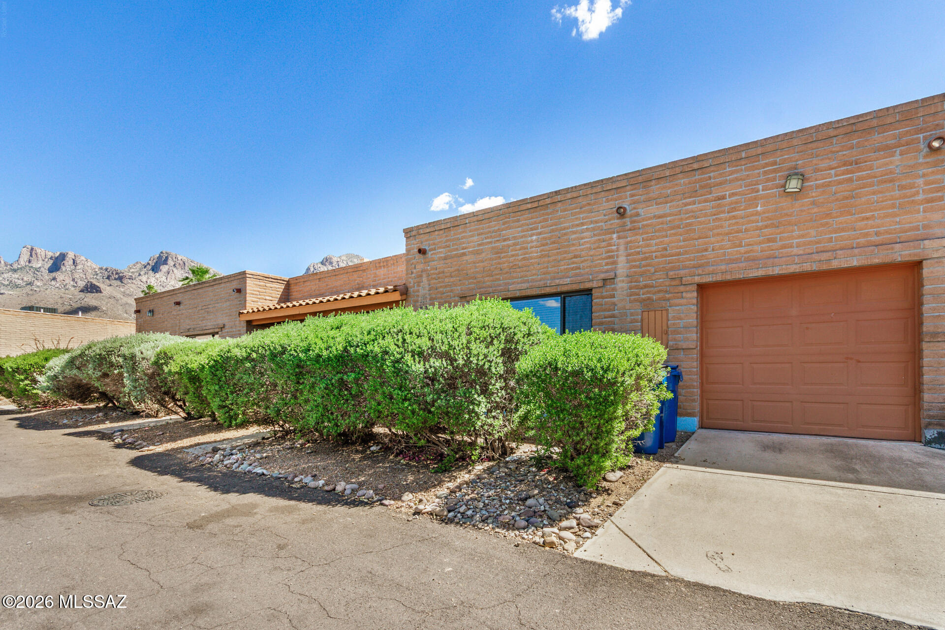 Executive Townhomes (1-16) - Residential