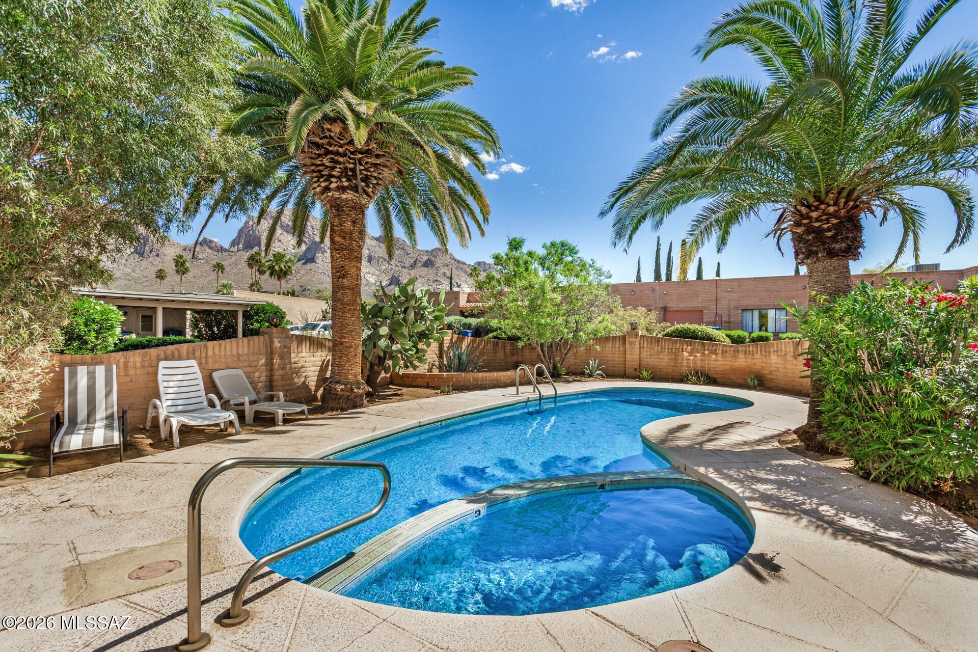 Executive Townhomes (1-16) - Residential