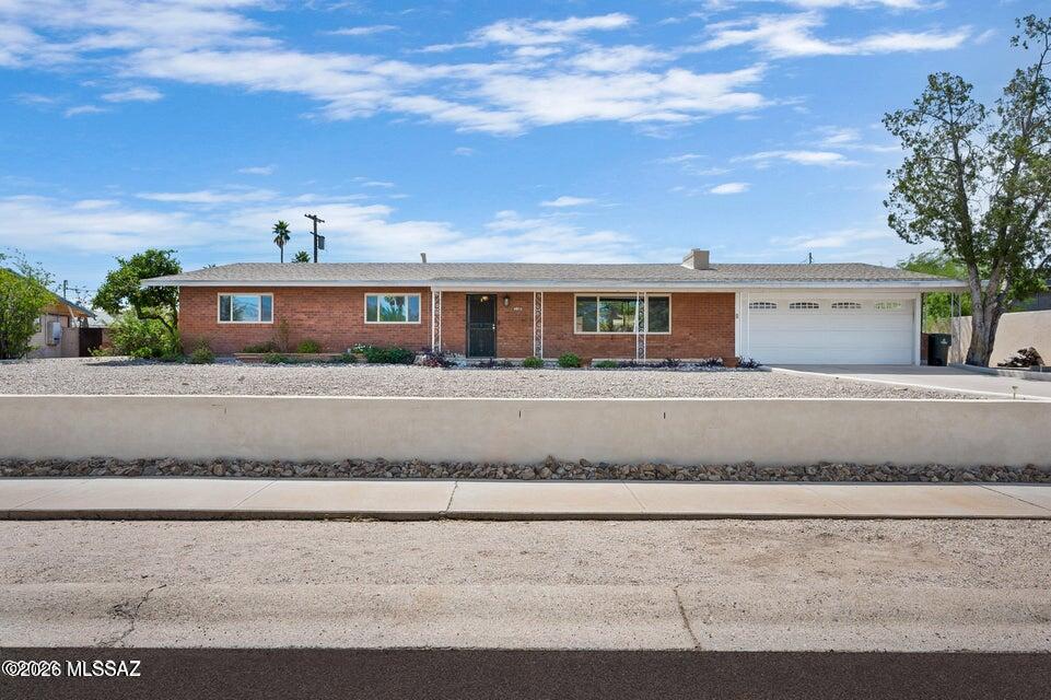 Coveted Poets Square. Just minutes to the University of Arizona and Downtown. Thoughtfully renovated mid-century brick ranch style home. Fabulously updated kitchen with dove-tailed, soft close drawers and a mix of modern look wood and glass cabinet doors, stainless appliances, gas cook top with a hood over kitchen island and Quartz counter tops. Kitchen opens to great room. Wood look porcelain tile floors throughout except bedrooms. Beautifully updated bathrooms. Recessed Can lighting, Coffered ceiling in great room.  Private Pool!
Tenant pays $150 extra for weekly pool service.