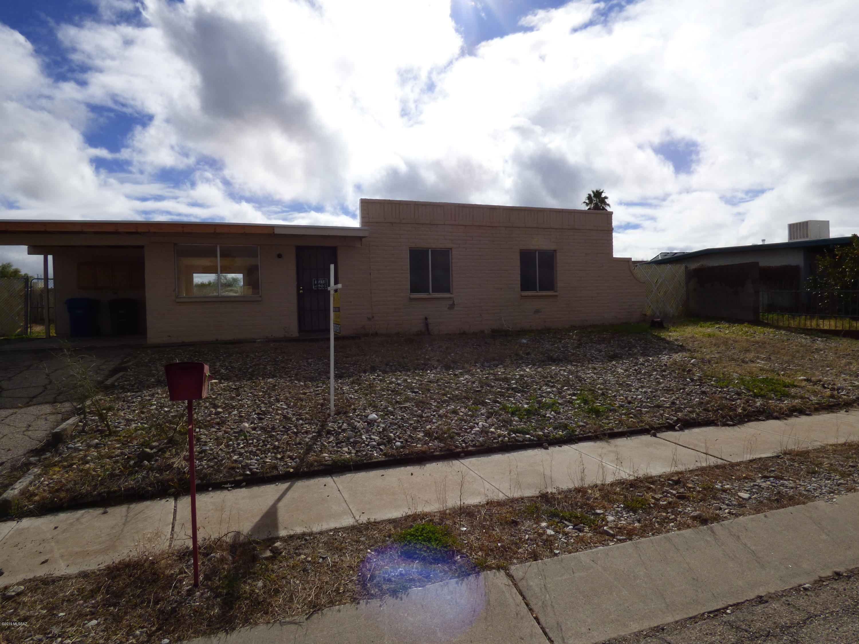 AL REDONE INTERIOR. NEW PAINT WALLS BATH AND MUCH MORE. PRICED RIGHT TO RENT THIS IS THE ONE. CALL TODAY FOR A SHOWING.