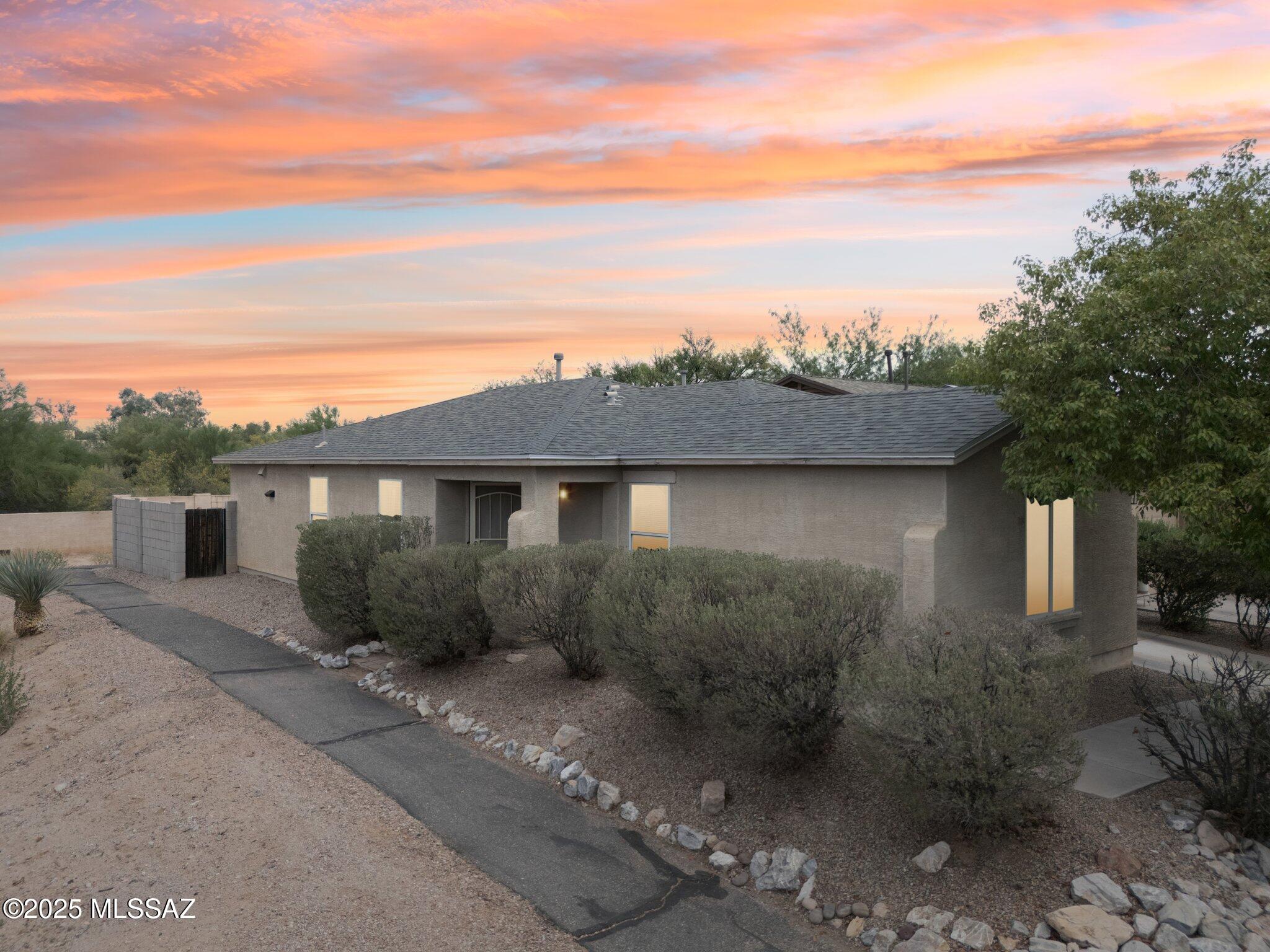 Don't miss this gem in Tierra Del Paraiso! This spacious 3-bedroom, 2-bath home is nestled in a highly desirable location and offers exceptional privacy—no neighbors to the West! Recent updates include a new roof (installed summer 2024), newer HVAC, elegant tile flooring throughout the living and bath areas, modern lighting fixtures, and updated window coverings. The open great room concept creates an inviting and spacious atmosphere, perfect for relaxing or entertaining.

Enjoy being just minutes away from a wide variety of dining, shopping, and entertainment options, as well as highly rated golf courses—making this home's location truly unbeatable. This is one you have to see for yourself!