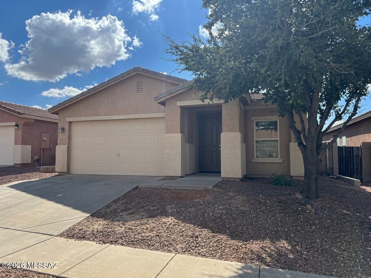 3BR + DEN/OFFICE AND NEARLY 2000 SQ FT WITH LOTS OF UPGRADES! HOME FEATURES 9FT CEILINGS, 42 INCH CABINETS, UPGRADED A/C, KITCHEN ISLAND, DUAL VANITY SINKS IN MASTER BATH, CEILING FANS AND PREWIRES, EXTENDED FLAGSTONE PATIO AND SITTING WALL. REAL WOOD WINDOW COVERINGS. ABUNDANT USE OF RECESS LIGHTING. FAMILY FRIENDLY WALKING PATH ON OLD SPANISH TRAIL AND NEAR PARKS AND CHURCHES.