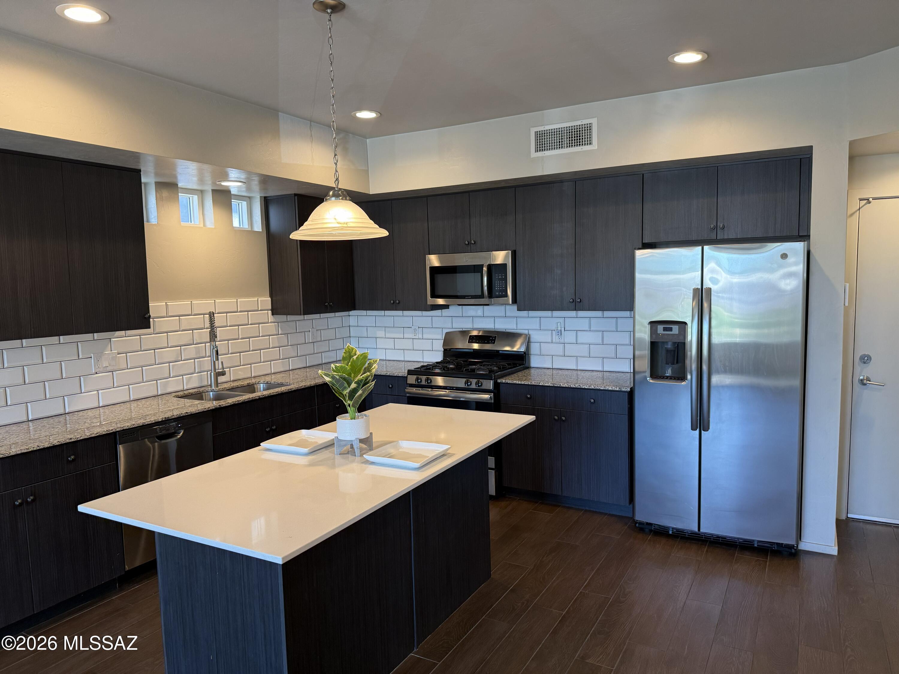 Park Modern SQ20153240738 - Residential Lease