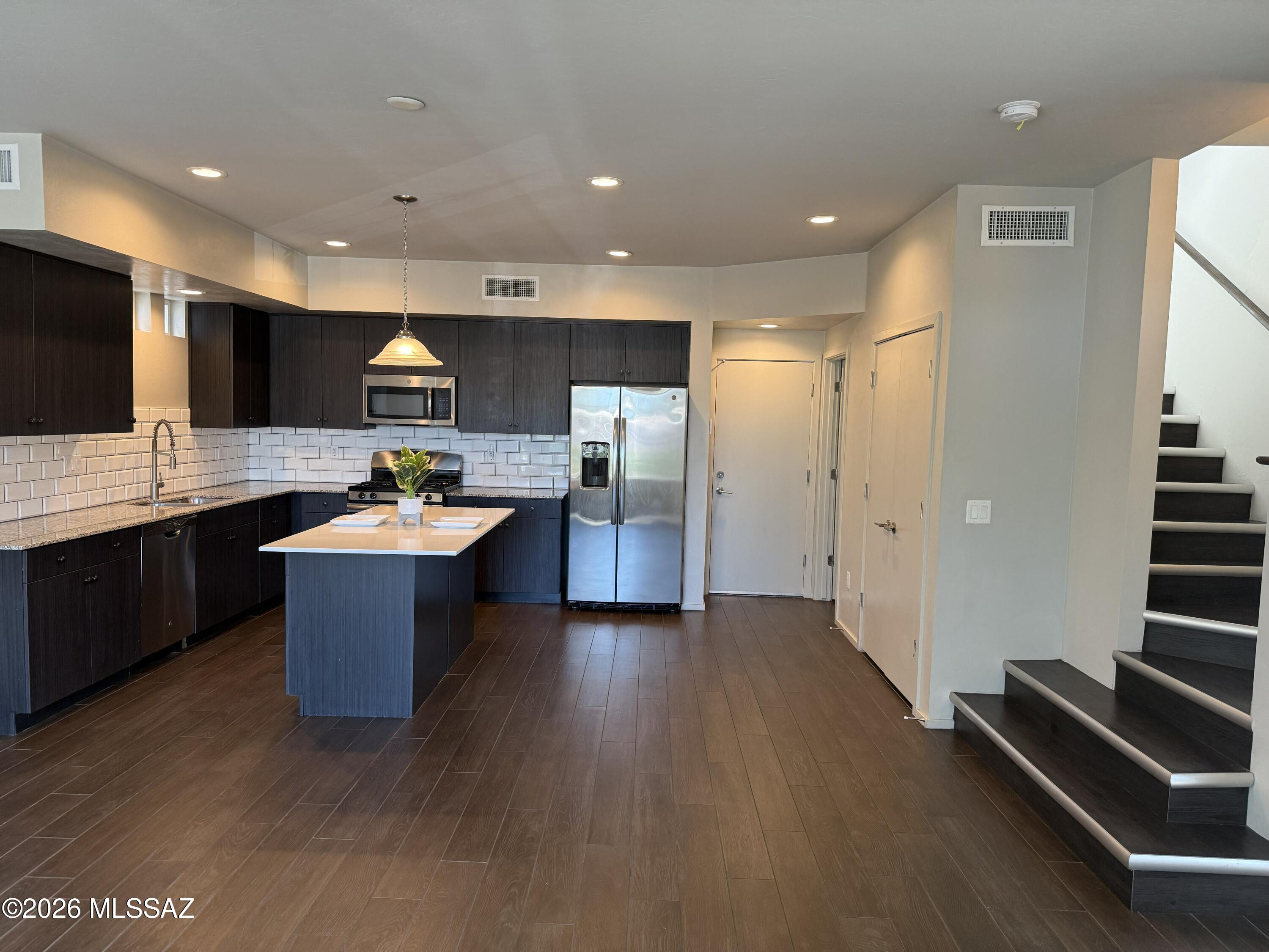 Park Modern SQ20153240738 - Residential Lease