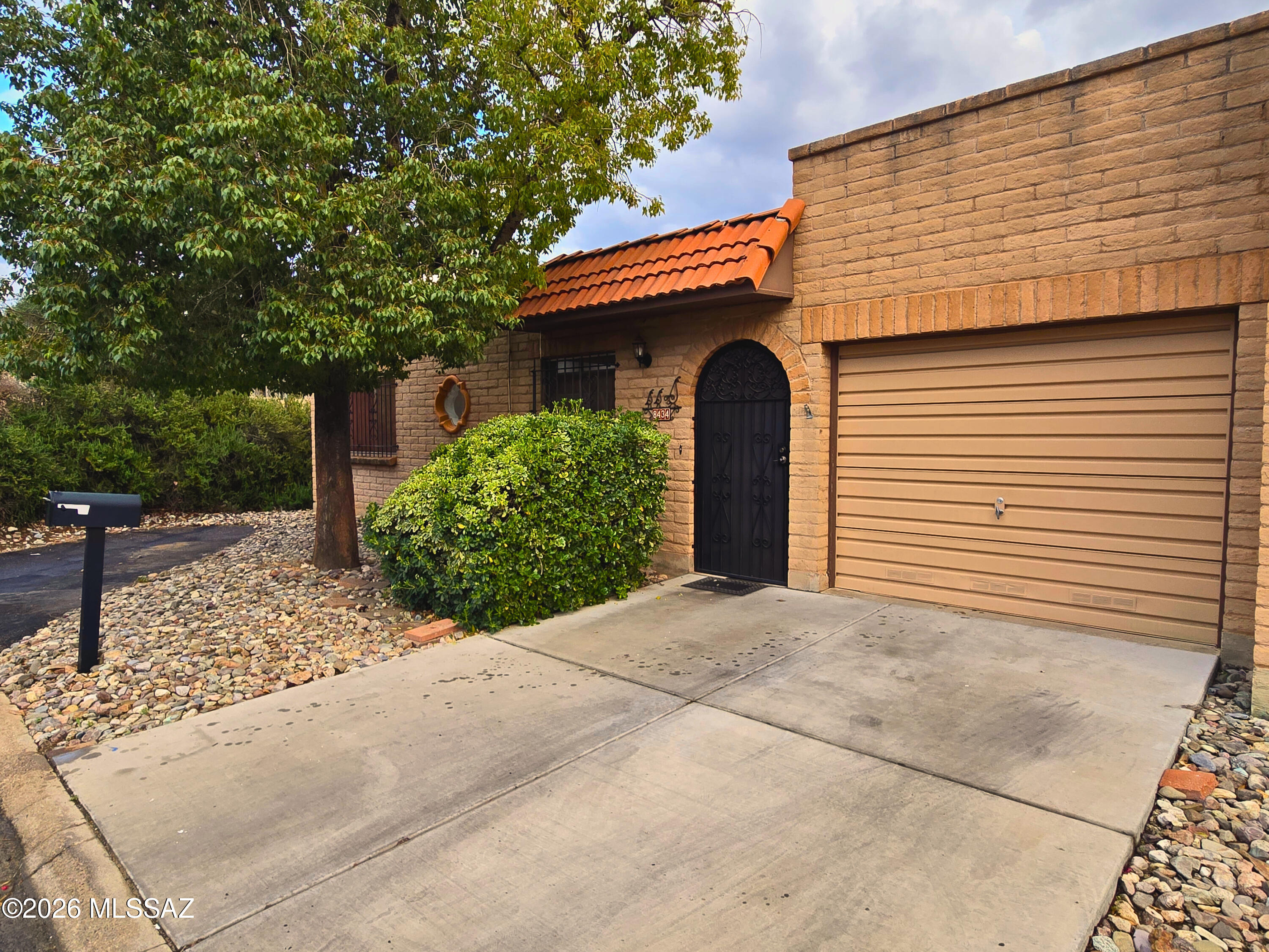 NEW PRICE! Welcome to picturesque and desirable Rolling Hills Villas! This charming 2 bedroom, 2 bathroom home offers a bright and open layout with a spacious living room perfect for relaxing or entertaining. Located at the end of a secluded road. Freshly painted interior walls. Enjoy seamless indoor, outdoor living with three separate sliding glass doors leading from the private courtyard into the dining area, living room, and primary suite, filling the home with natural light and an airy feel. The extended length 1 car garage provides extra space for storage or a work area. HOA features swimming pool and hot tub! Located near Rolling Hills Golf Course, shopping, and dining, this is low maintenance living in a prime location!