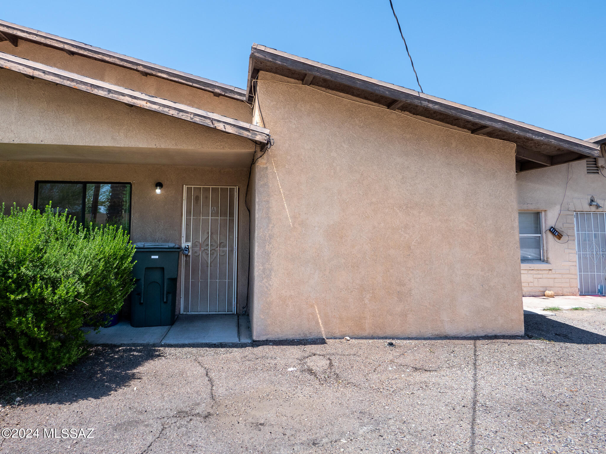 Nice 2 bedroom 2 bathroom unit close to shopping, schools, busses. Dishwasher, washer/dryer and Refrigerator included. No carpet, New Vinyl plank in bedrooms, new ceiling fans in all rooms.