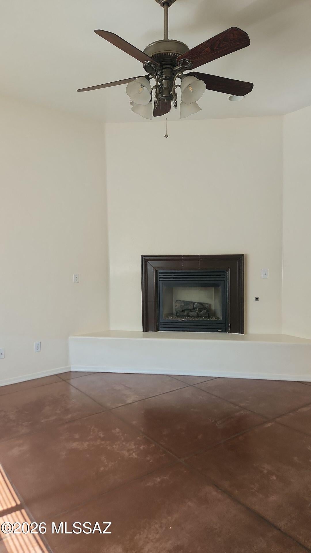 Comfortable 2-bedroom, 2-bath townhome style apartment in a convenient central Tucson location. This 861 sq. ft. home features an open living area with high ceilings, concrete flooring, a cozy fireplace, and ceiling fans throughout. The kitchen offers ample cabinet space and includes a dishwasher, refrigerator, range, and microwave. Both bedrooms are generously sized and each has easy access to a full bathroom.