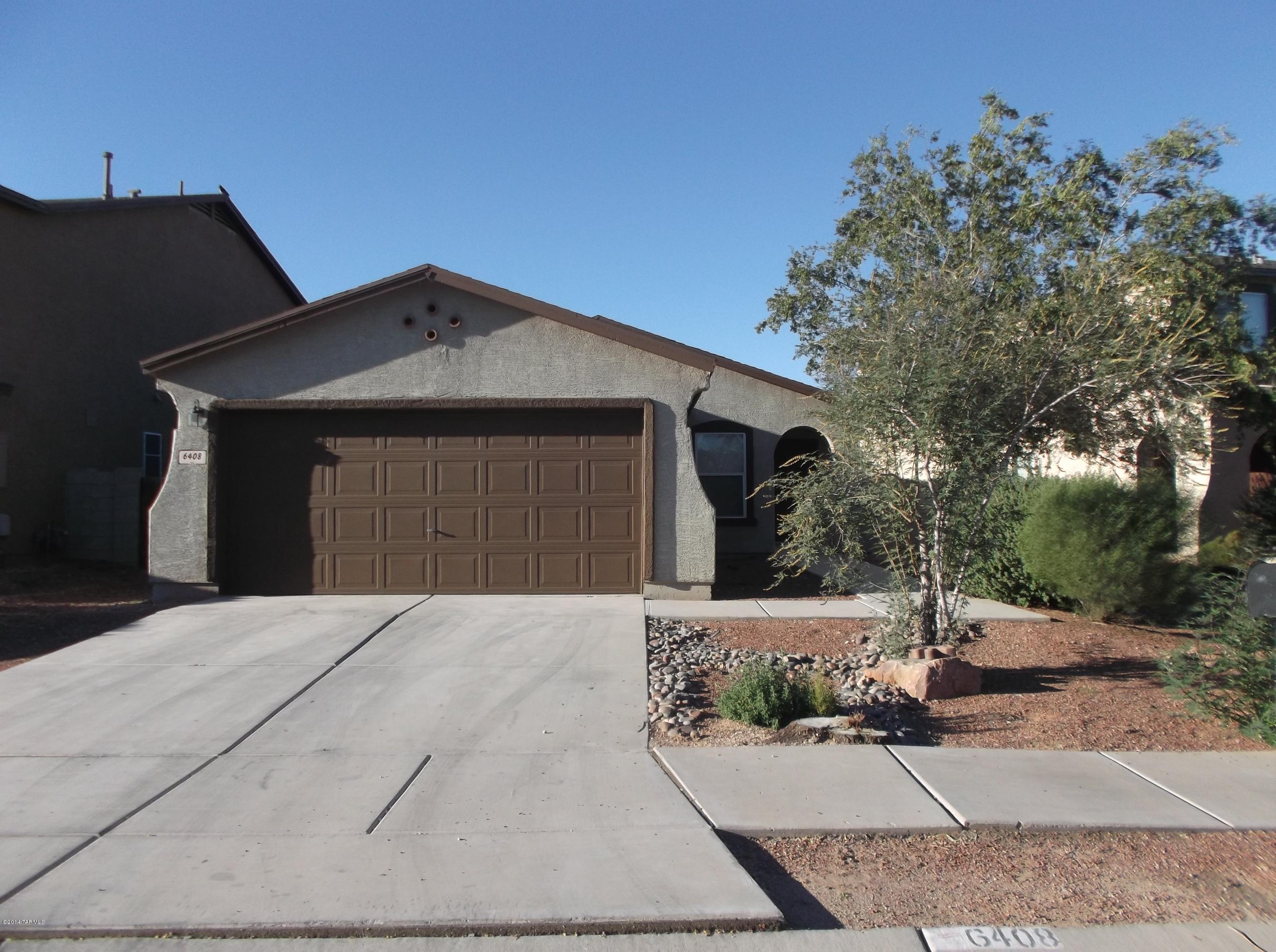 3bdr/2ba in Tierra Vista, Minutes to DM and I-10! Tile throughout except for bedrooms, great room off kitchen, fenced backyard and two car garage.