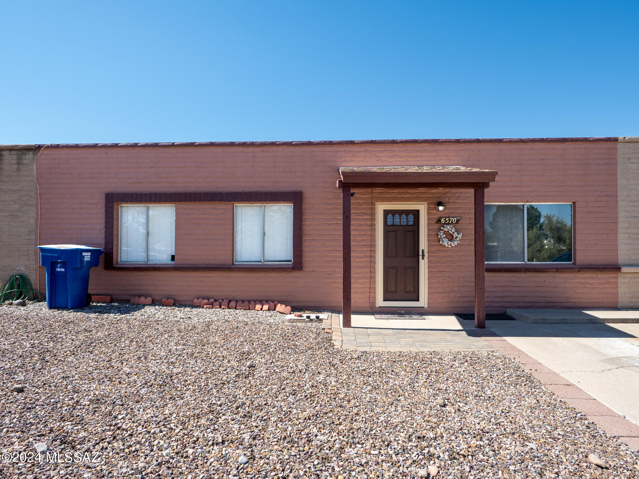 RENOVATED 3 BEDROOM AND 1.5 BATHROOM AT 1084 SQ. FT TOWNHOUSE. KITCHEN HAS STAINLESS STEEL APPLIANCES AND NEW WHITE CABINETS. FLOORS IN ENTIRE HOME ARE WOOD AND TILE, NO CARPET. HOME HAS WASHER AND DRYER INCLUDED. BACKYARD HAS A BLOCK WALL AND SHED. LOCATED NEAR DAVIS-MONTHAN AIR FORCE BASE, PARKS AND I-10. RENT IS $1495,  DEPOSIT $1495 WITH A $50 APP PER ADULT. ANIMALS CONSIDERED WITH A $150 NON-REFUNDABLE PER PET. CALL TODAY TO SCHEDULE YOUR SHOWING!
