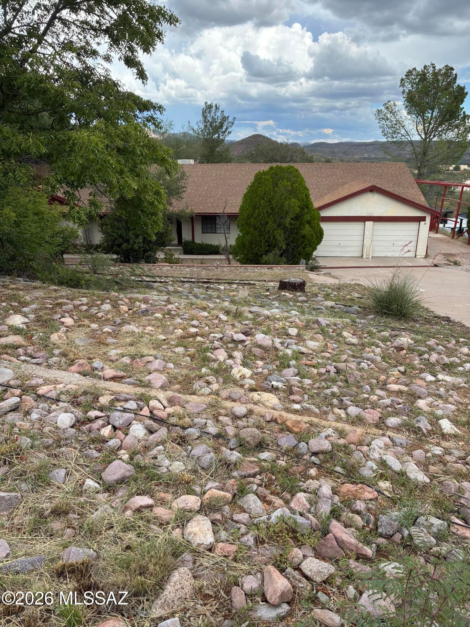 Very Spacious 3BR 2.5 Bath home. Hard wood floor in kitchen, Main living room carpet and tile remaining room.  All rooms have ceiling fans. dual cooling and Gas heating. The outside is completely landscaped and large trees and completely fenced and East views.