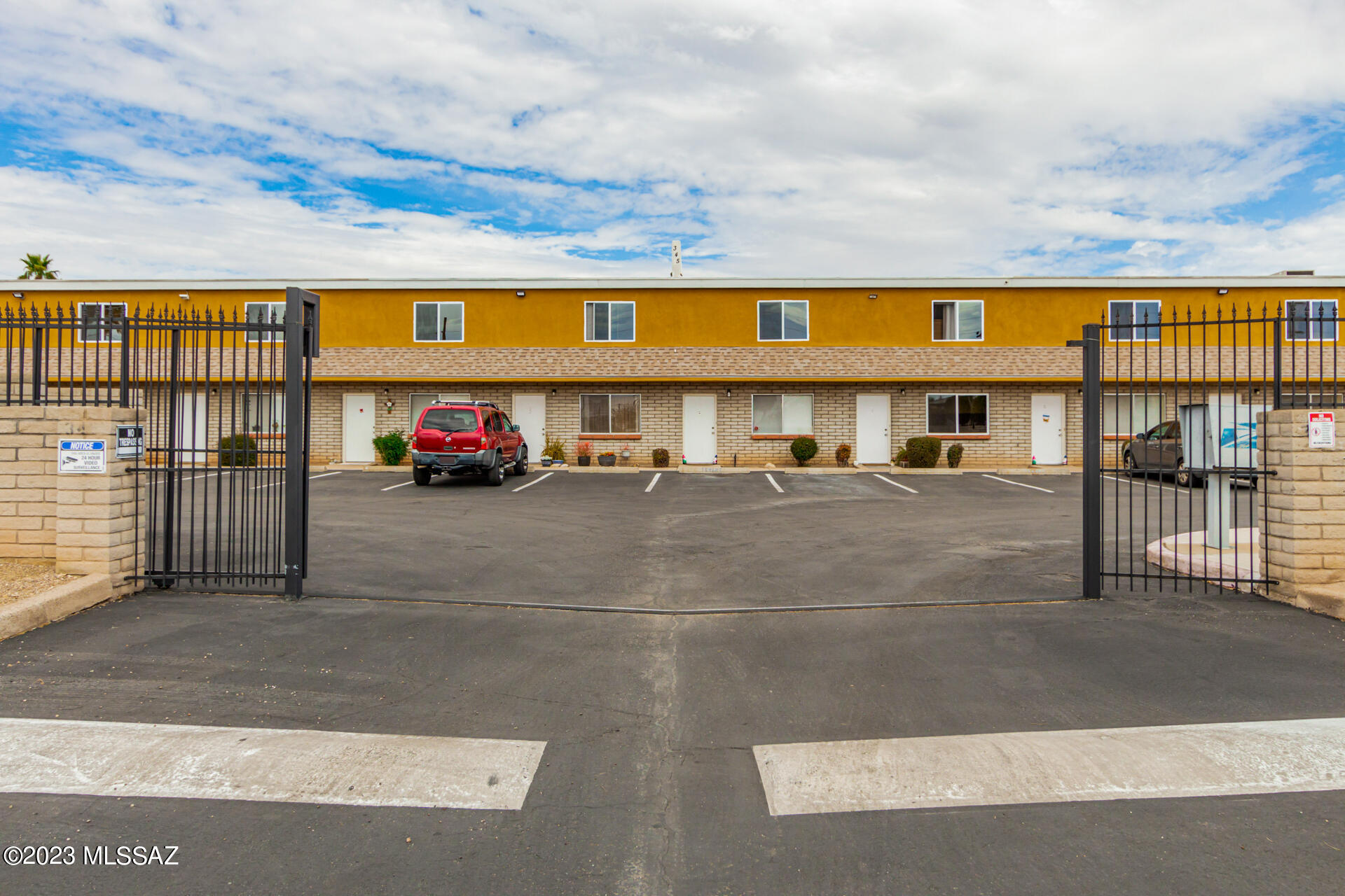 Meticulously maintained community with 10 units. Tight-knit community with only the highest-quality long-term tenants. This unit is squeaky clean and has an extra little window towards the west. Laundry facilities available on premises. Beautiful mountain view from the back, plus a private backyard for you to enjoy pleasant evenings.